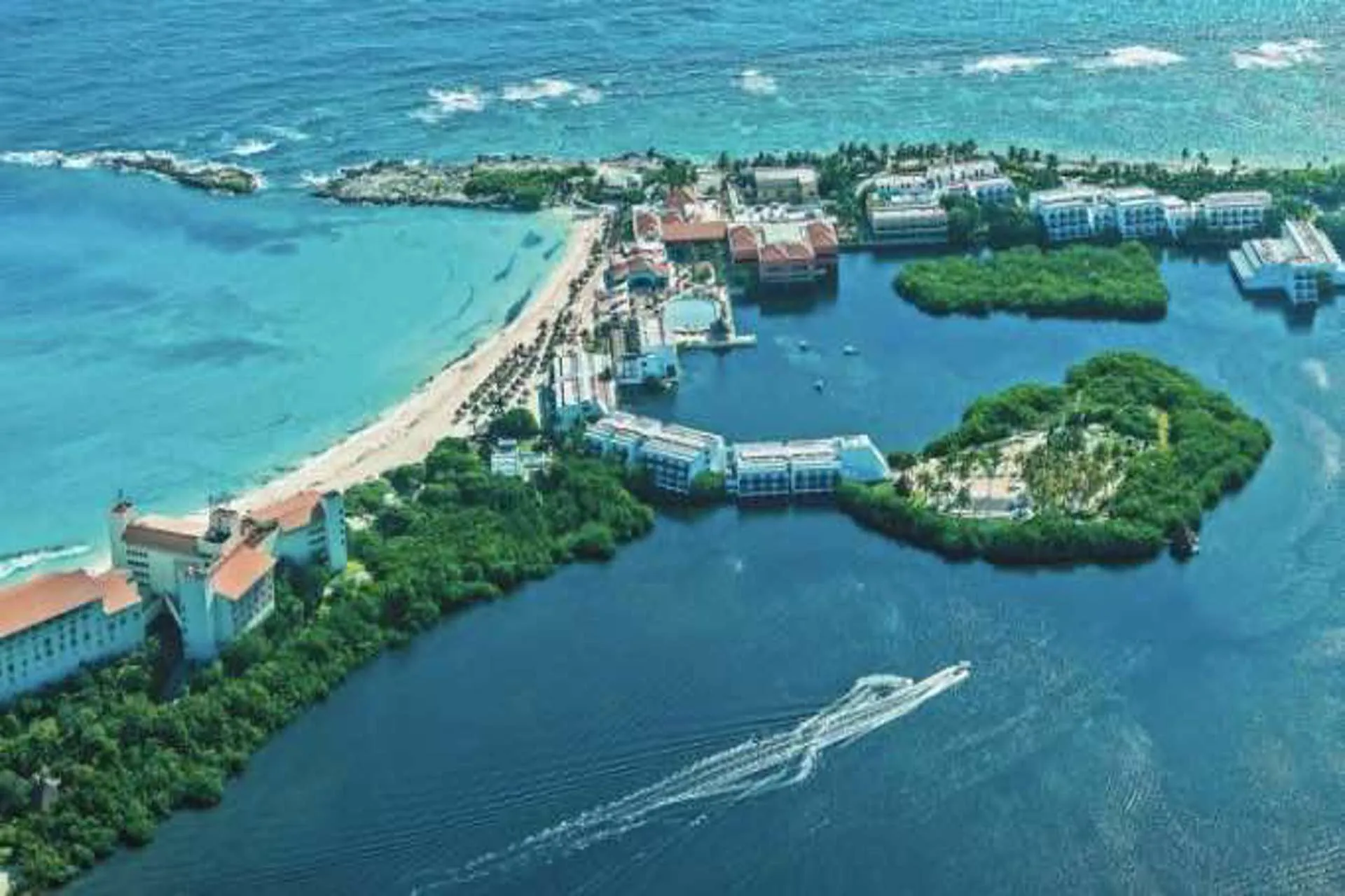 Flujo de turistas a Quintana Roo, aún sin afectaciones por Omicron