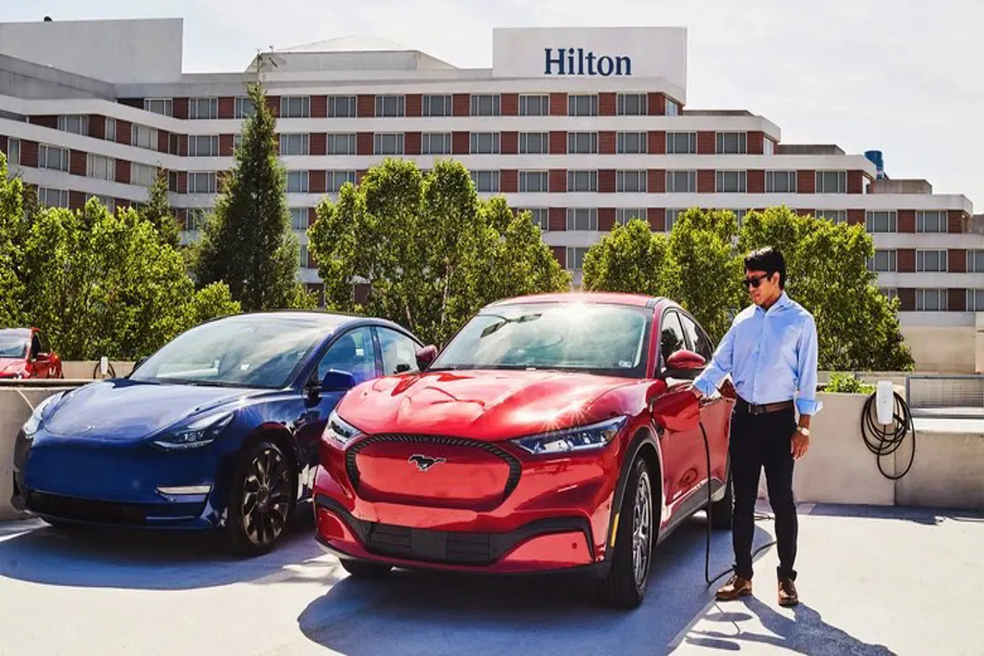 Hilton se asocia con Tesla para instalar 20.000 cargadores de autos