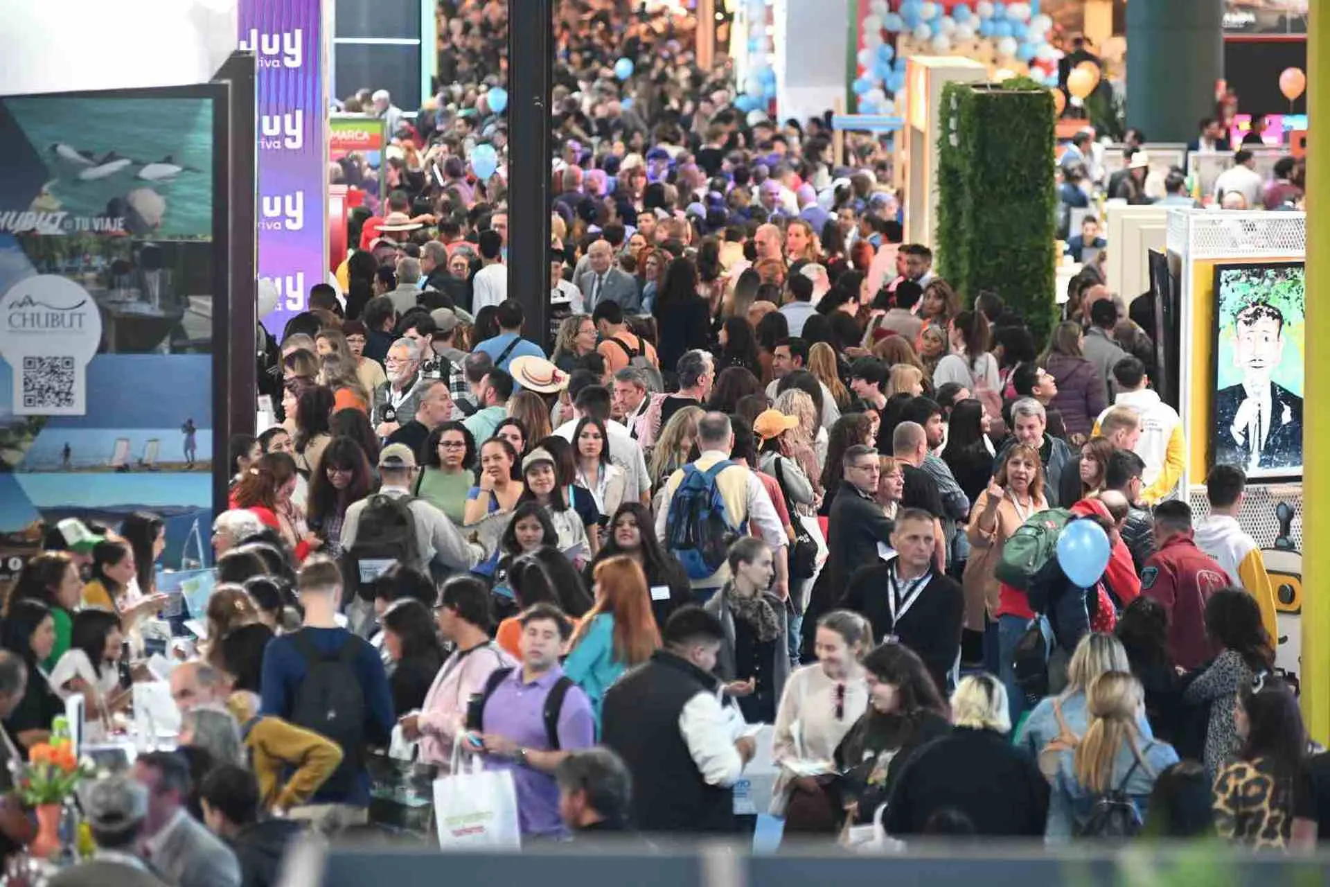 Una multitud asistió a la Feria Internacional de turismo en el Día 1
