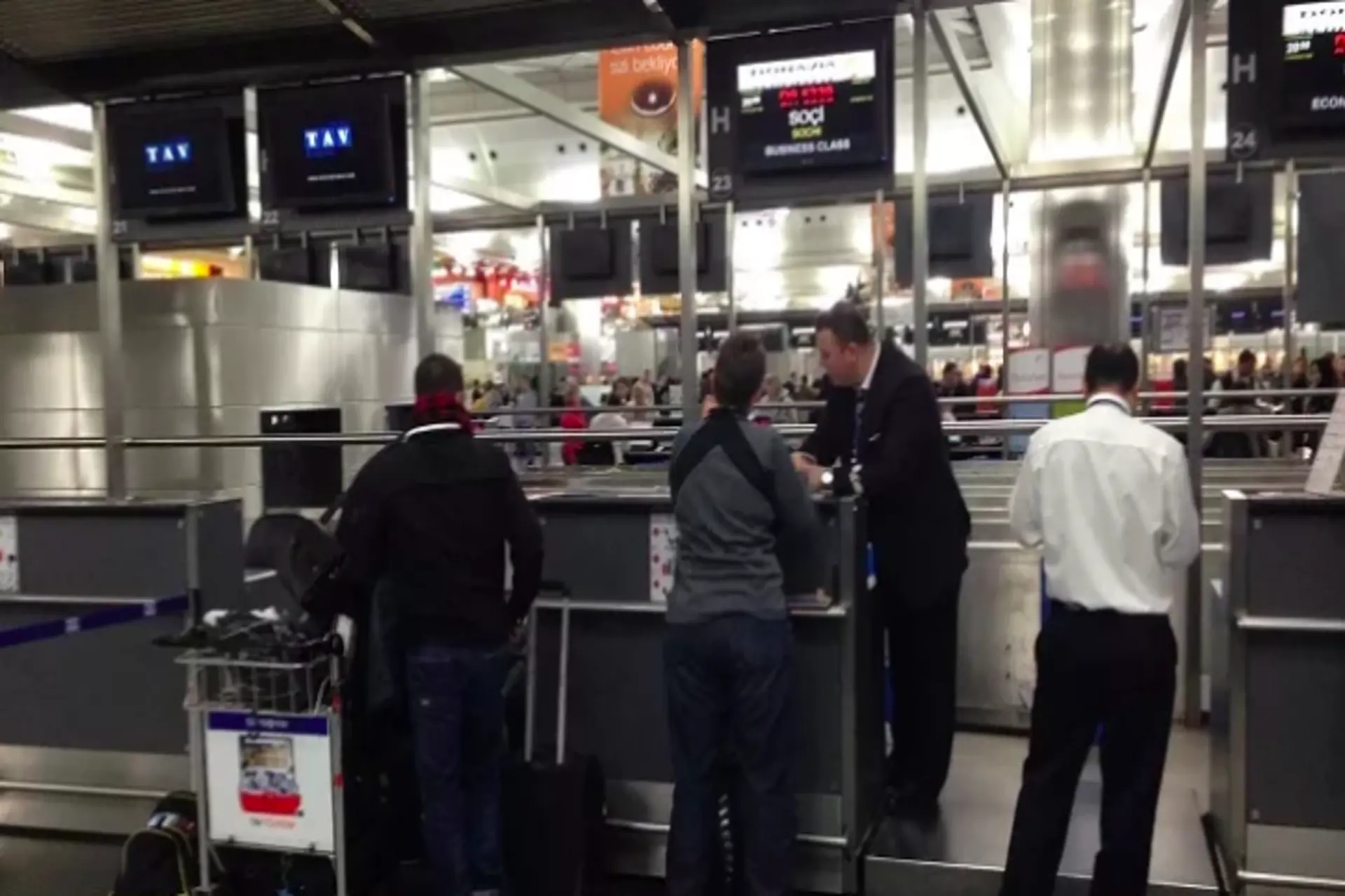 Migración vuelve a negar entrada a turistas sudamericanos en Cancún