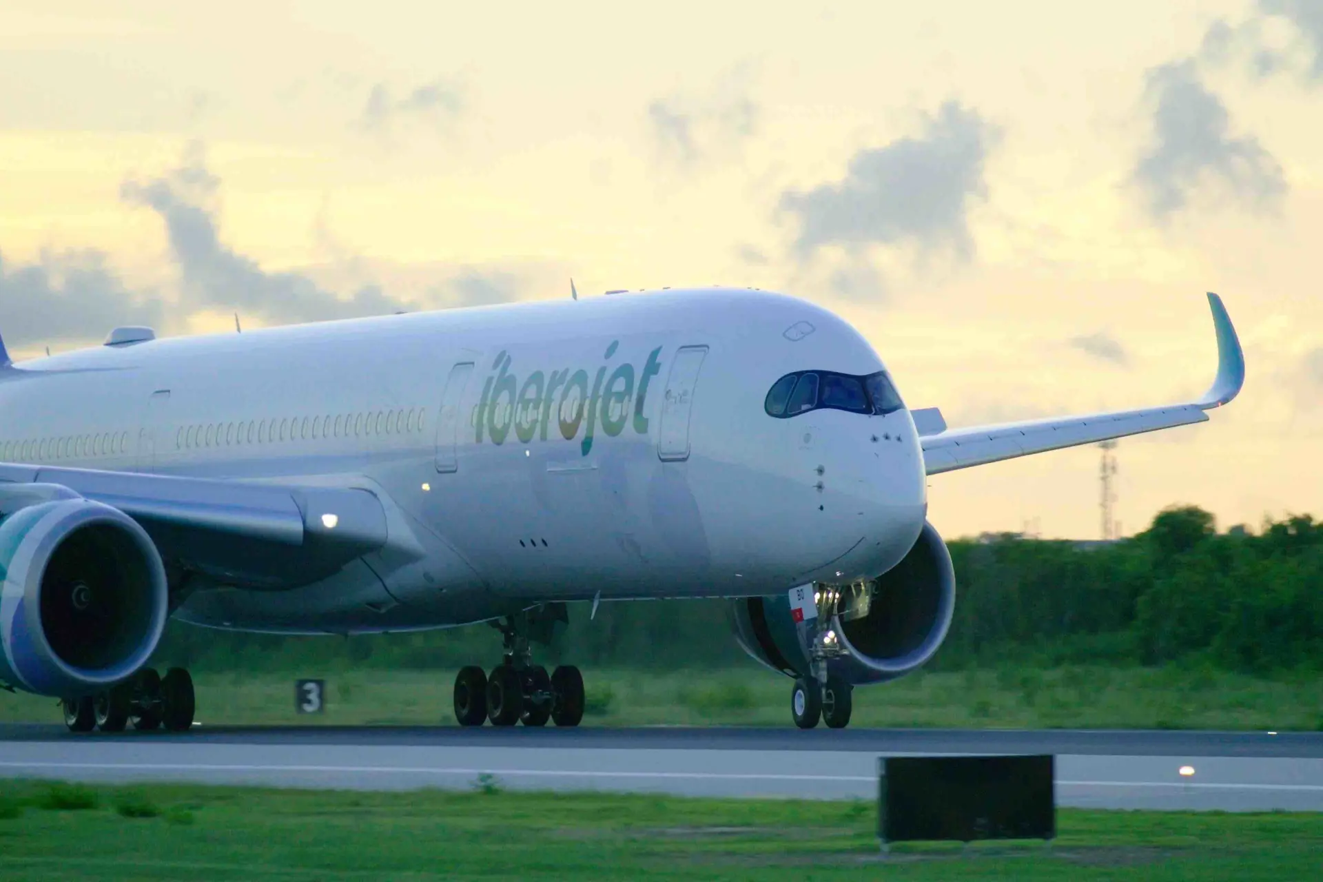 Iberojet acuerda con Repsol y reanuda vuelos con combustible sostenible