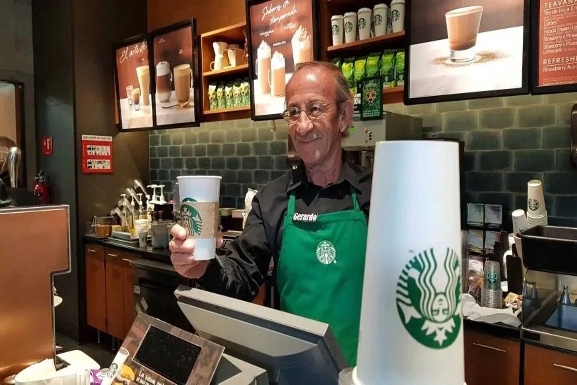 Starbucks abrió su primer local atendido por personas mayores 