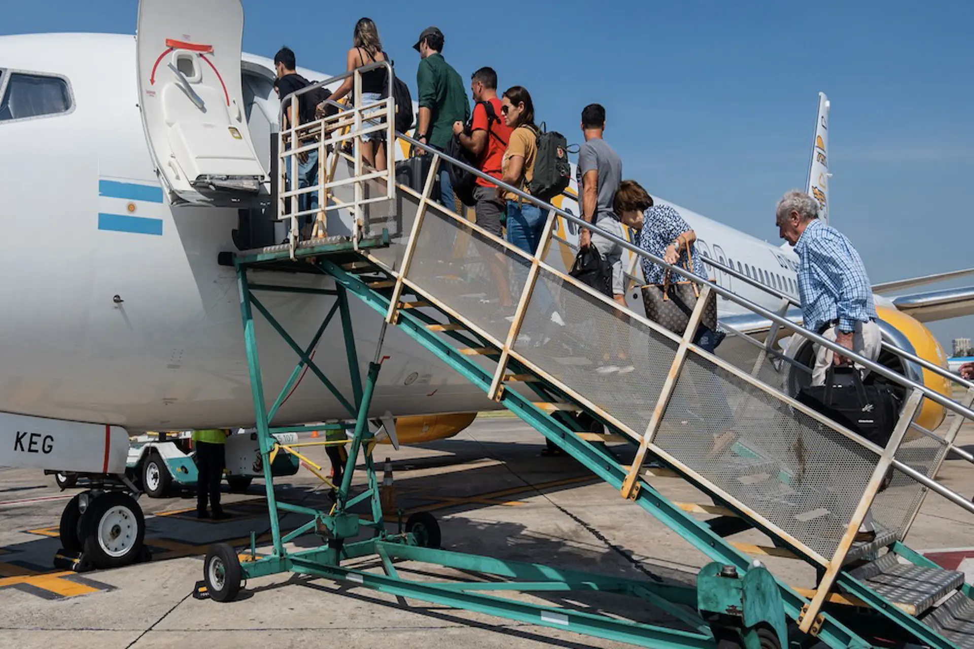 Flybondi extiende el programa de descuentos para personas jubiladas