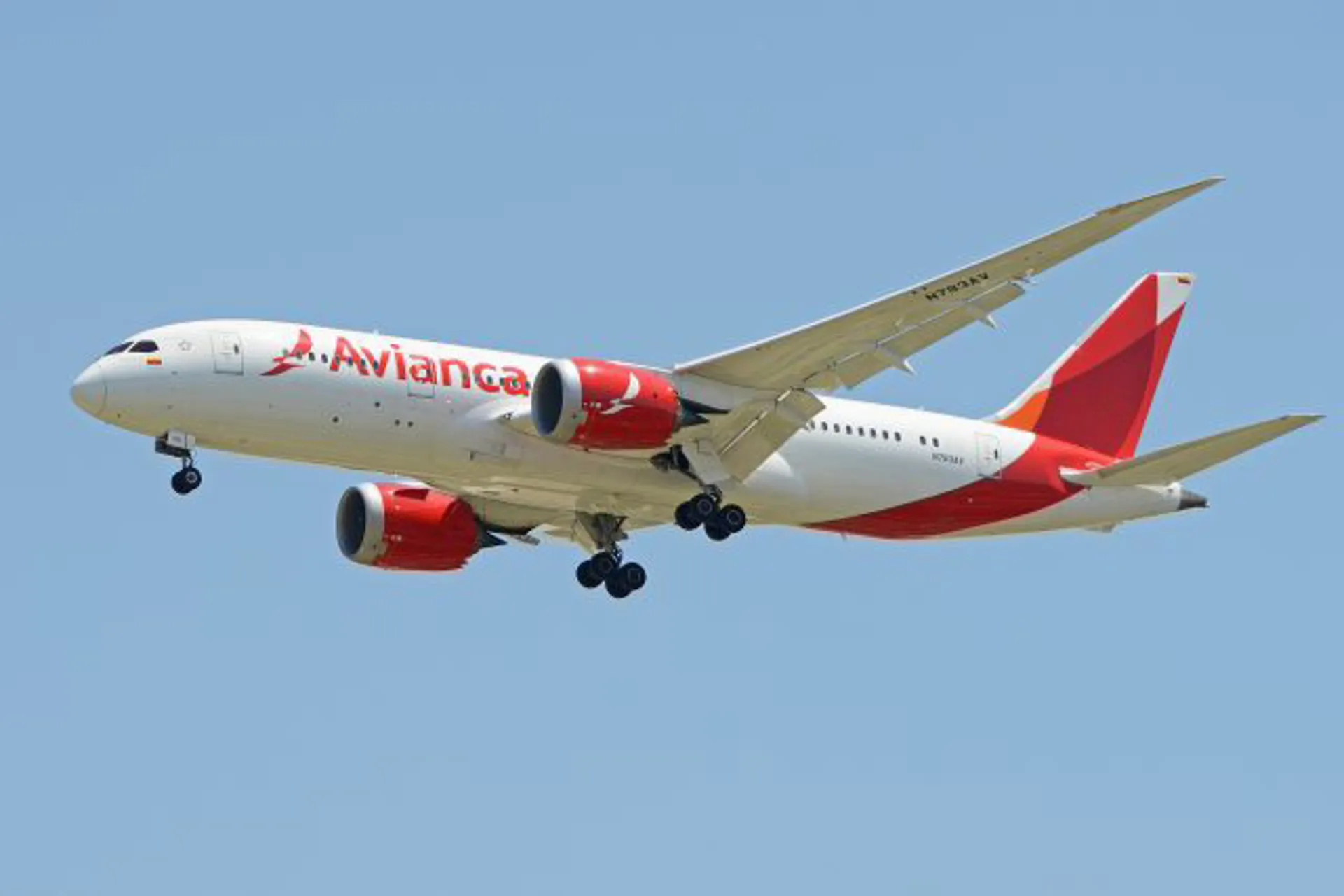 Avianca multada por transportar a un pasajero con Covid-19