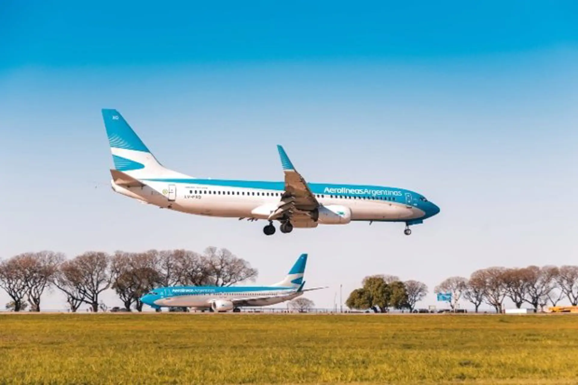 Argentina: gobierno reduce un 43% los mandos de Aerolíneas Argentinas 