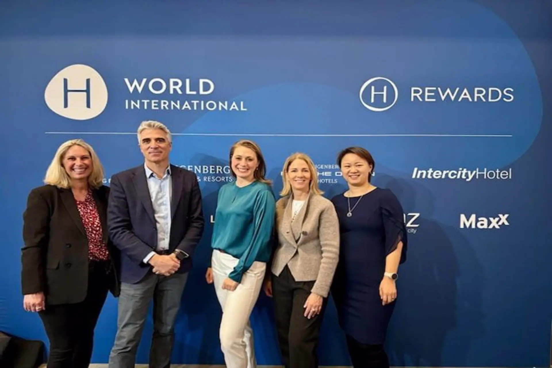 Hotelbeds y H World International firman una alianza estratégica