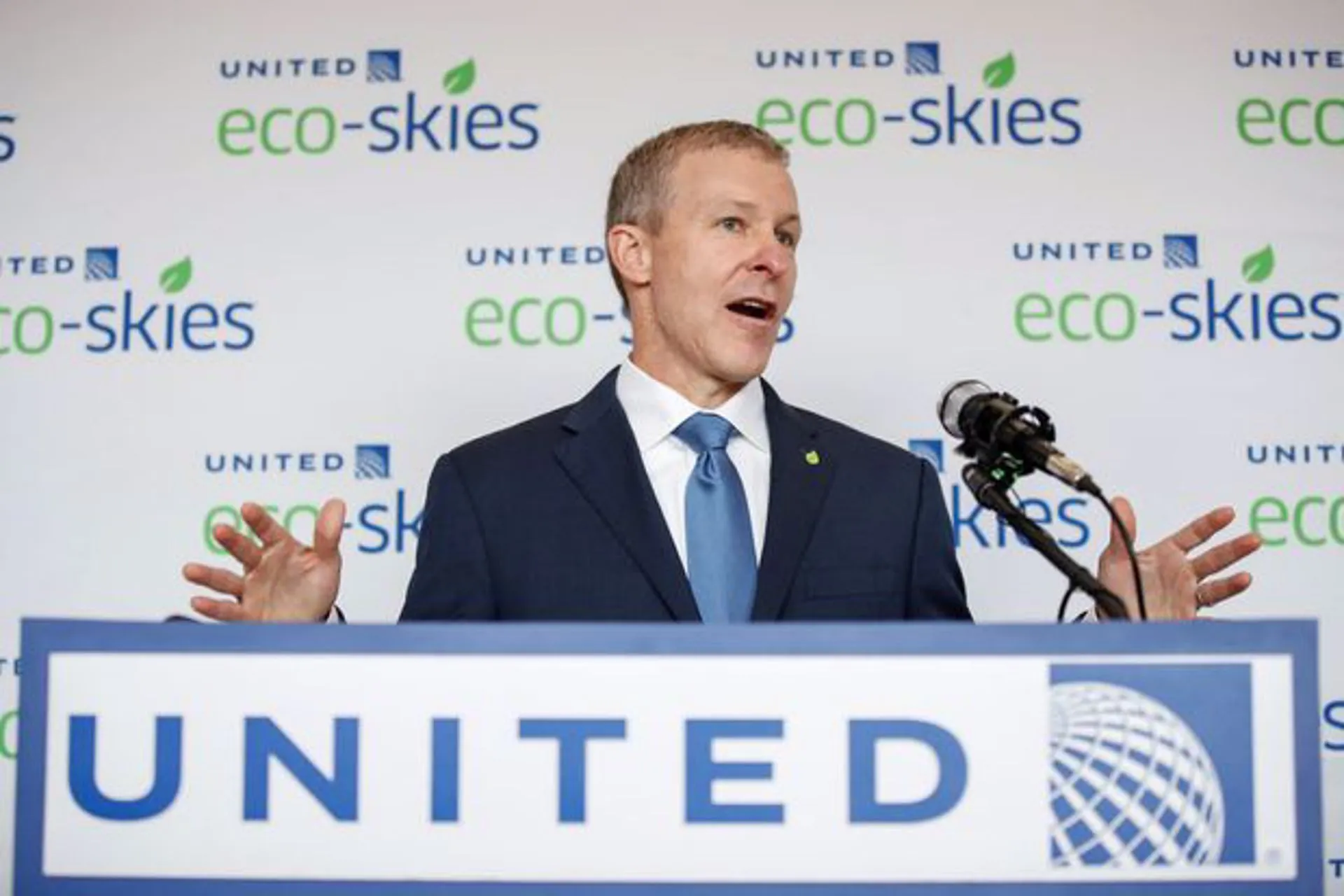 CEO de United quiere a su personal vacunado