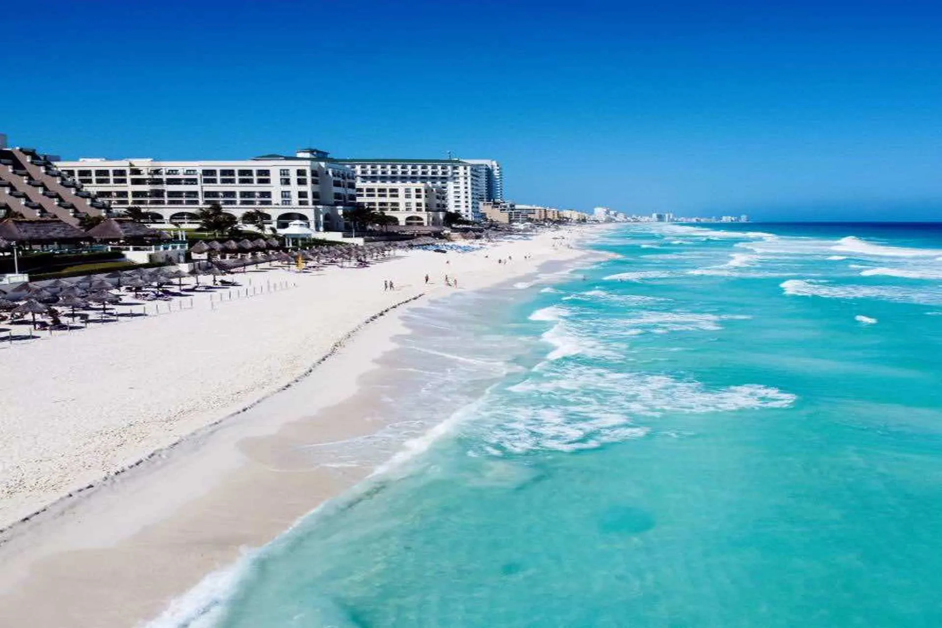 Según ASUR, aun llegan 13.000 pasajeros diarios a Cancún Según ASUR, aun llegan 13.000 pasajeros diarios a Cancún