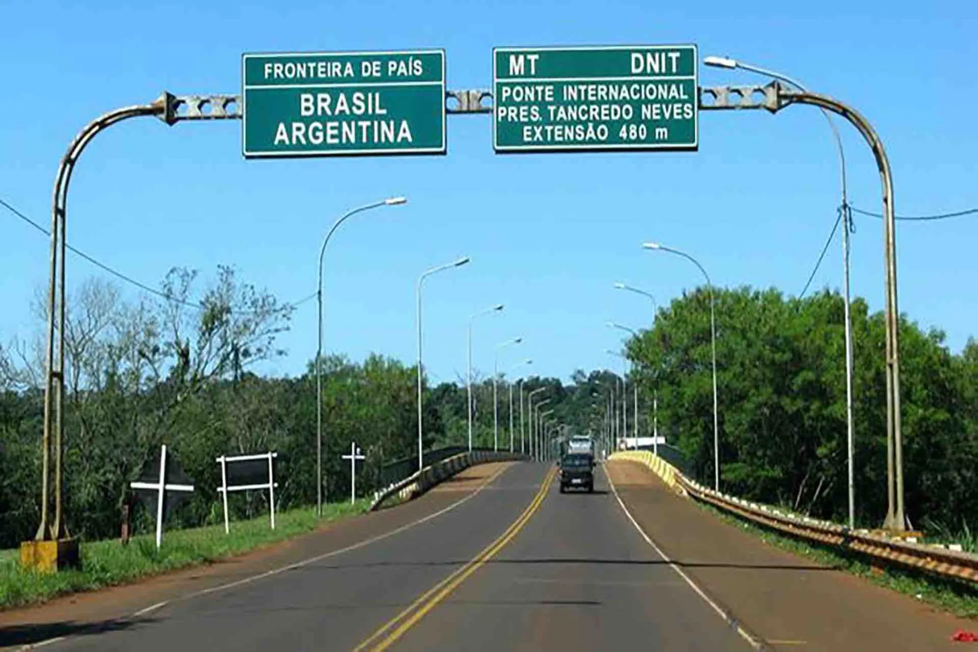 El gobierno Argentino no descarta cerrar la frontera con Brasil