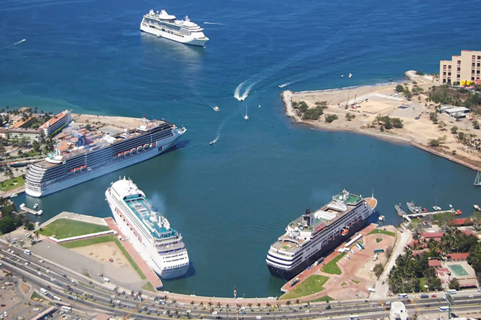 Puerto Vallarta recibe más de 285 mil cruceristas de enero a junio