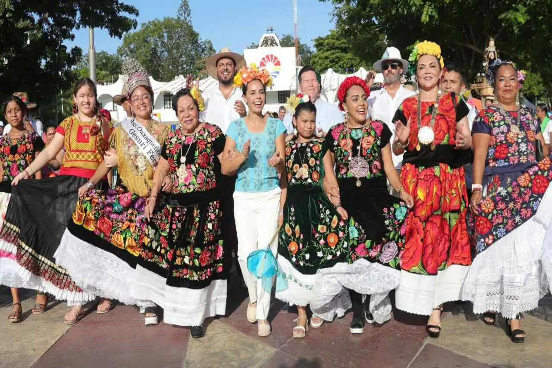 Ana Peralta celebra con cancunenses último día de la Guelaguetza