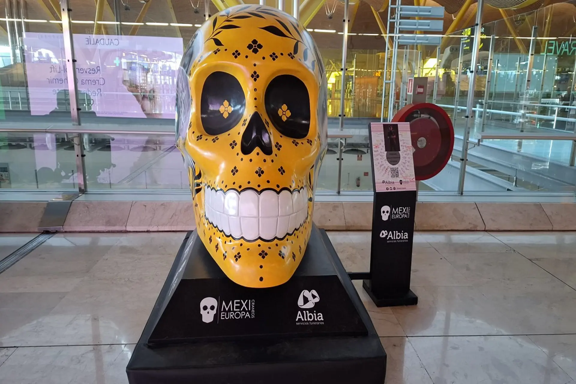 El Día de Muertos mexicano vuelve a tomar el Aeropuerto de Madrid