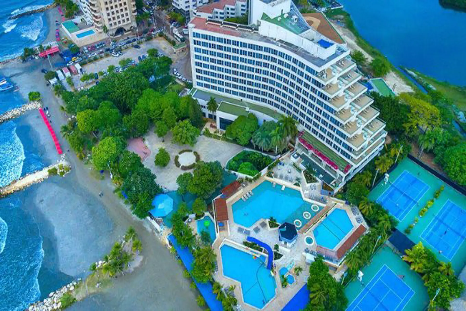 Hilton Cartagena, un caso de éxito y tradición, un desafío en la playa