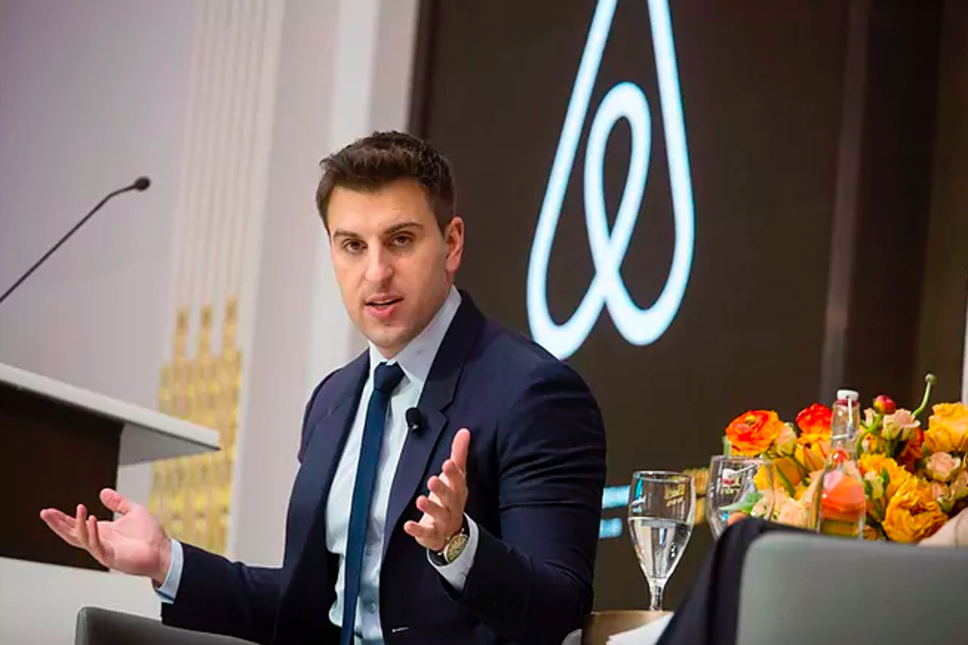 El plan de IA de Airbnb es sin chatbots y con más personalización 