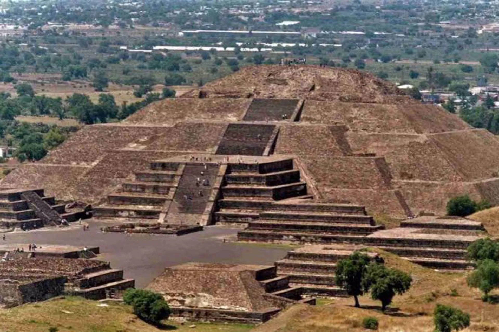 Abrió zona arqueológica de Teotihuacán 