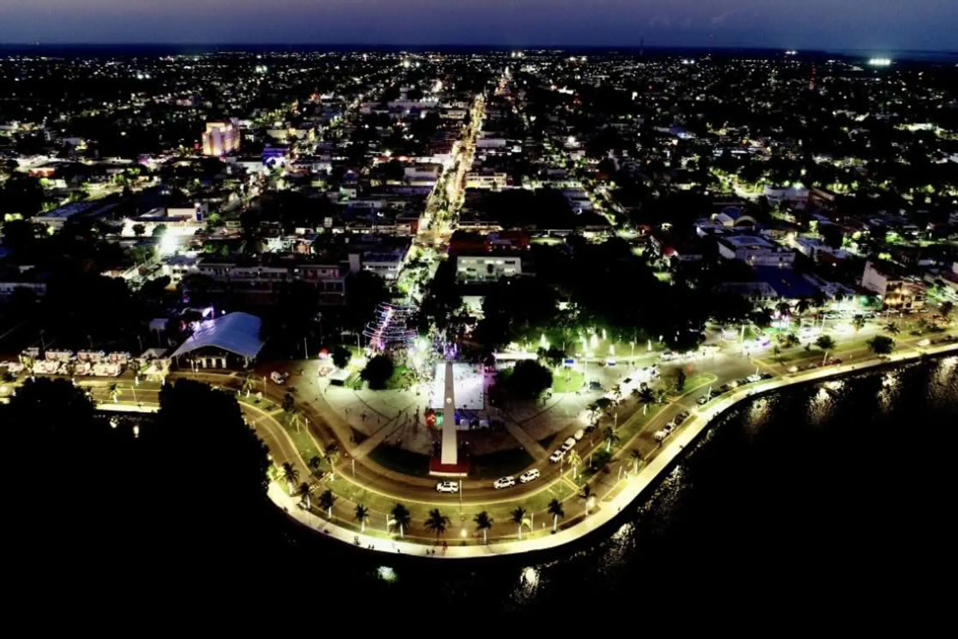 Enciende Mara Lezama en Chetumal el árbol y villas navideñas