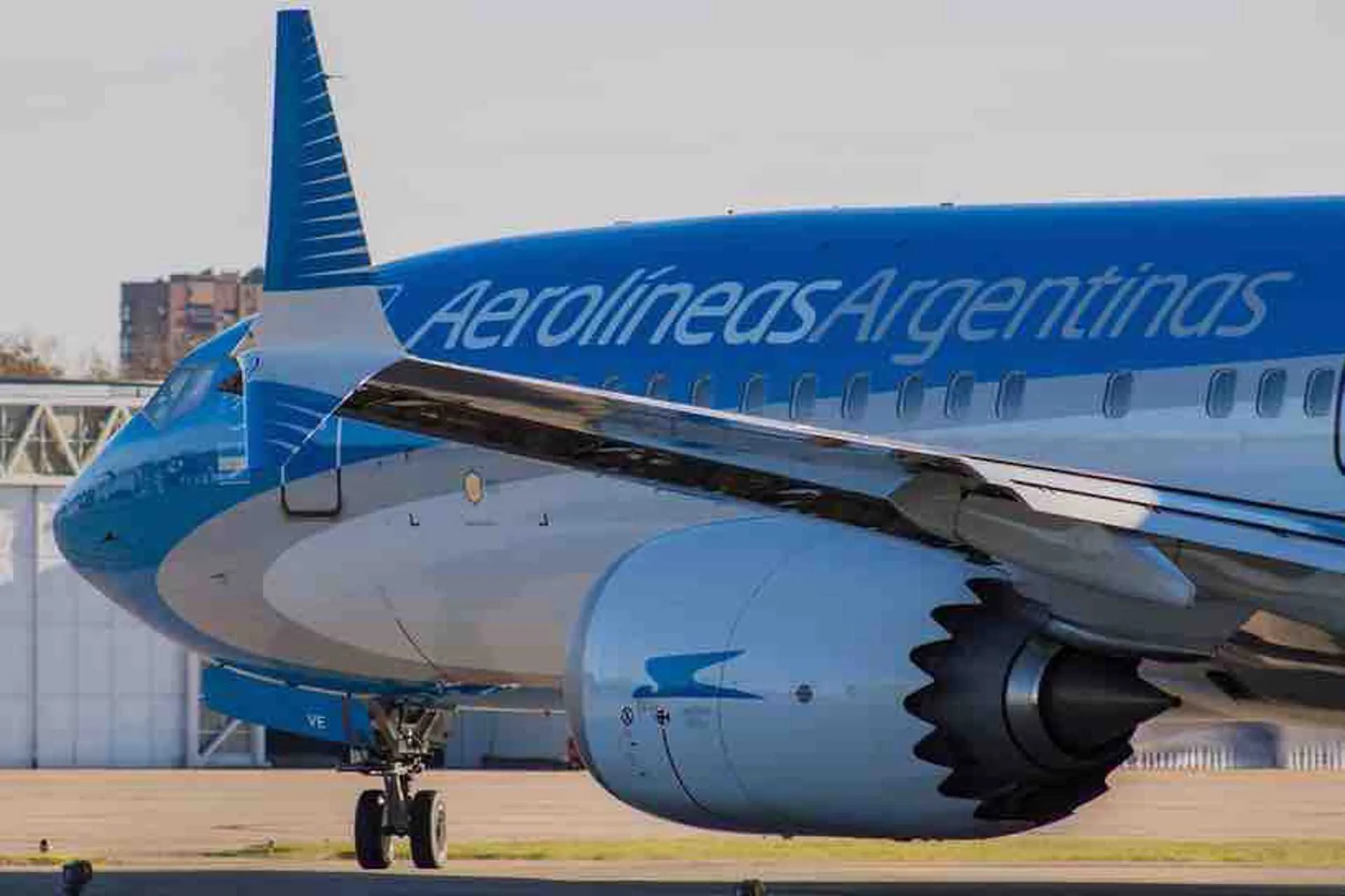 Se presentó el 1er Embraer E-190 con diseño de Aerolíneas Argentinas 