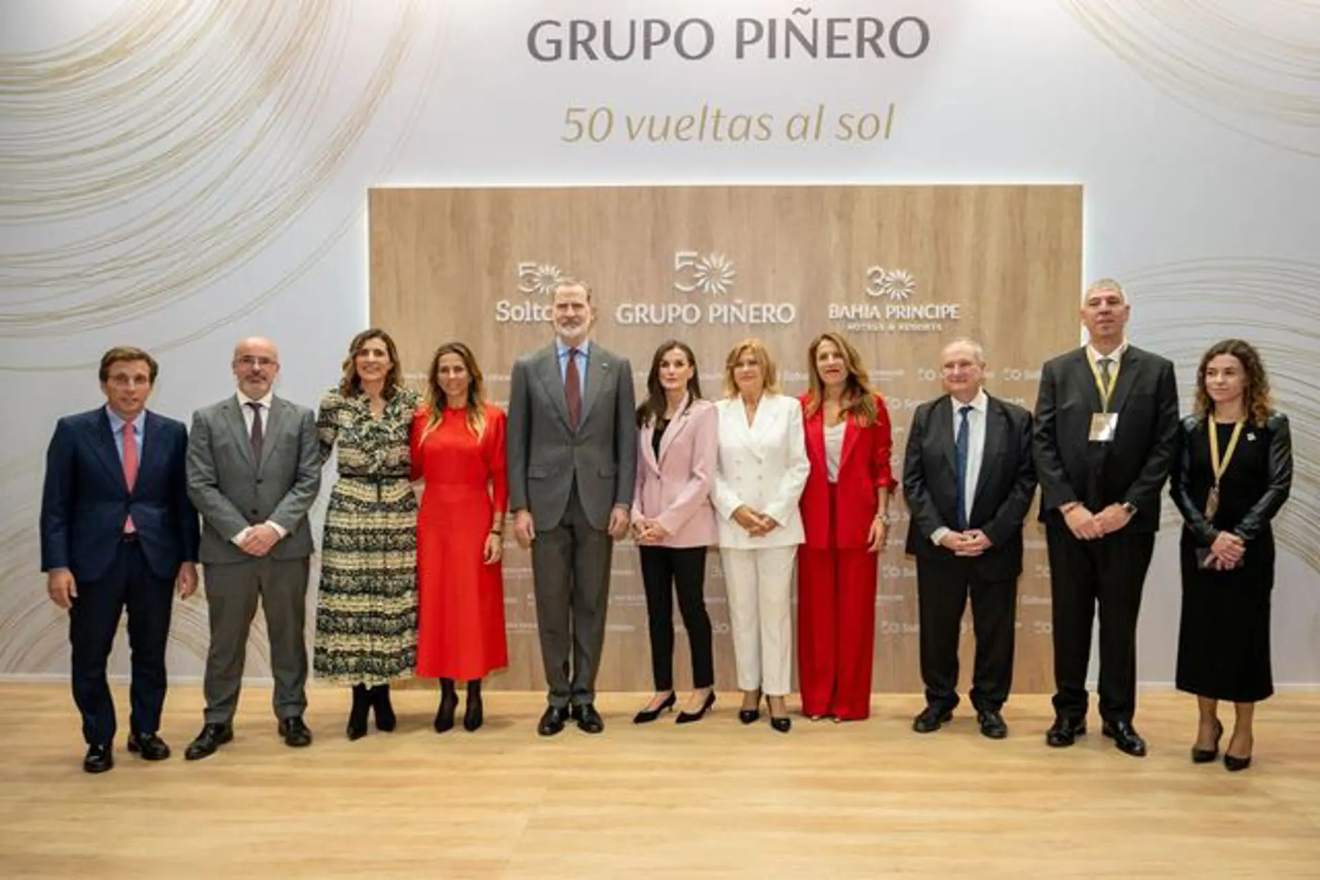 Grupo Piñero celebra “50 vueltas al sol” con la visita de los Reyes 