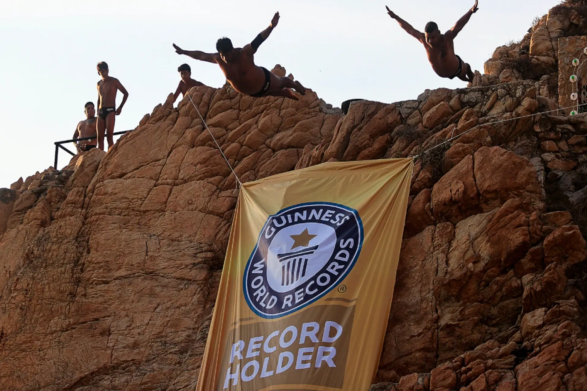 Clavadistas de La Quebrada en Acapulco entran al Récord Guinness Clavadistas de La Quebrada en Acapulco entran al Récord Guinness