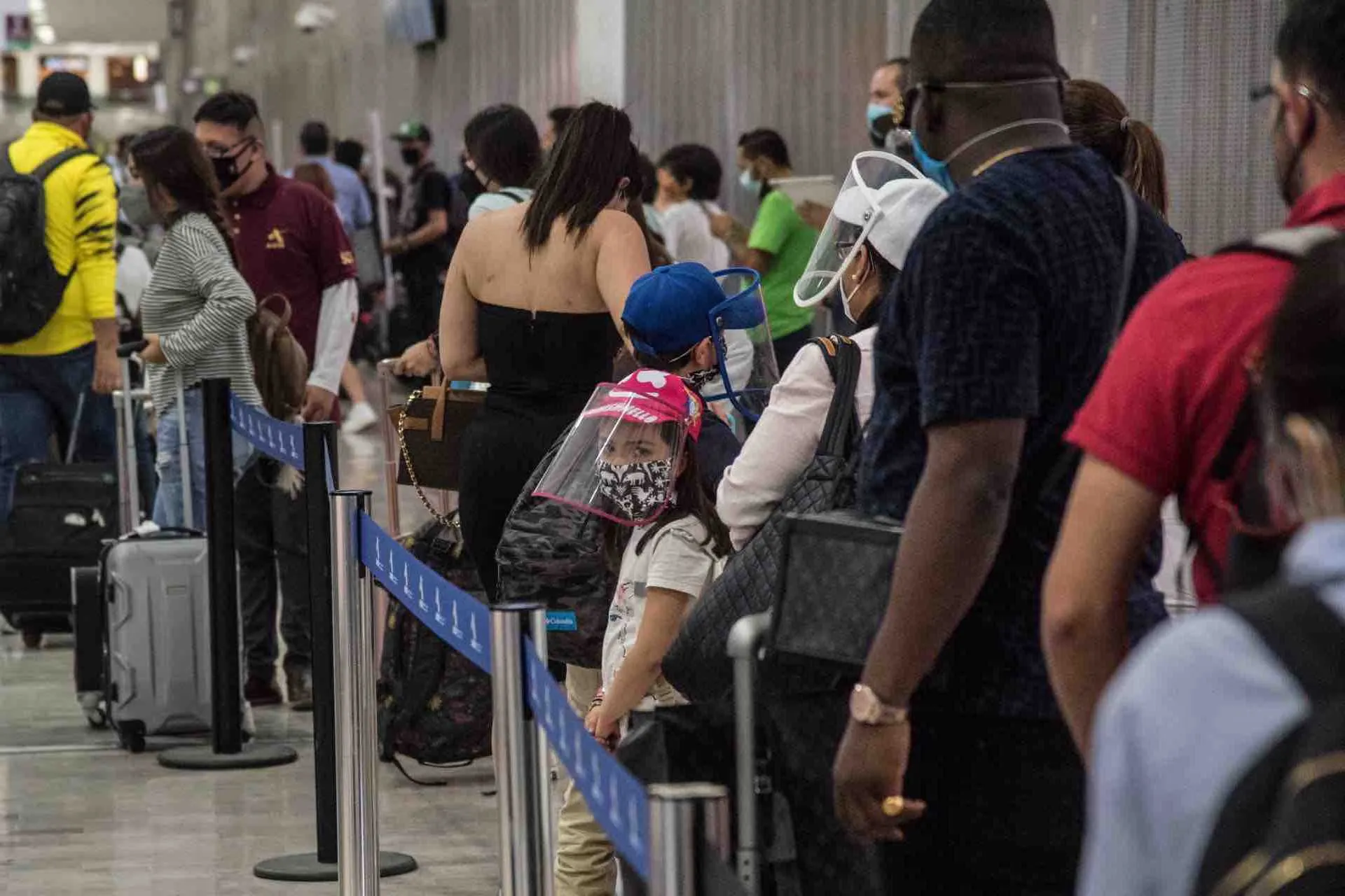 En CDMX aeropuertos llenos por Semana Santa y decalogo de salud