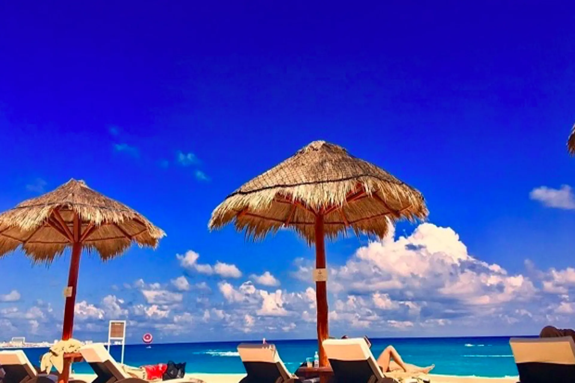 Cancun a la espera de que mejore situacion sanitaria retrasa apertura de playas y Playa del Carmen ya esta lista para re abrir en 8 dias