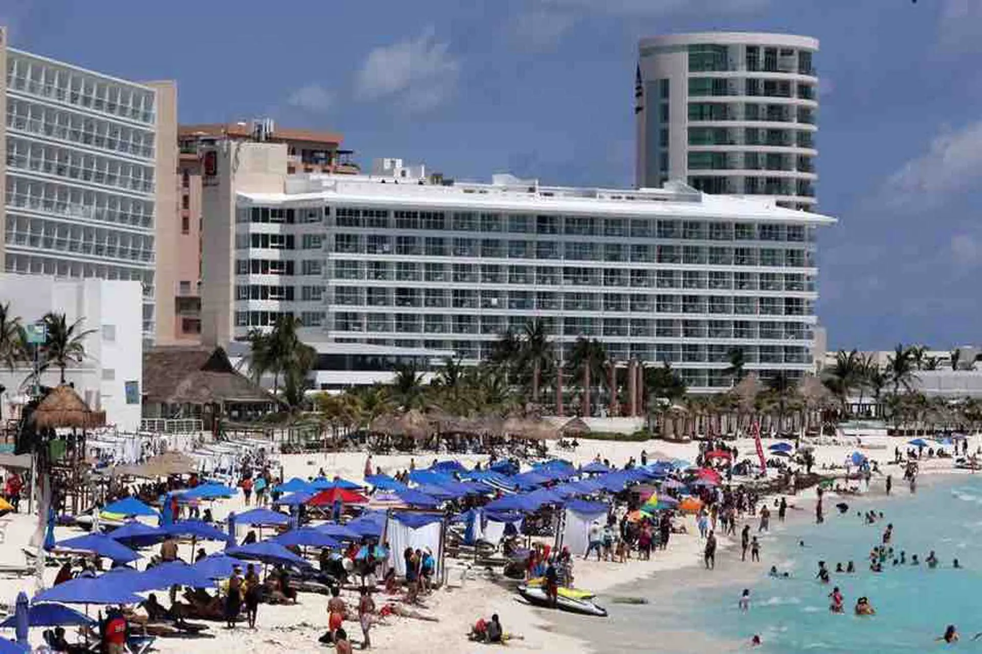 En Cancun se vieron playas llenas por locales y turistas