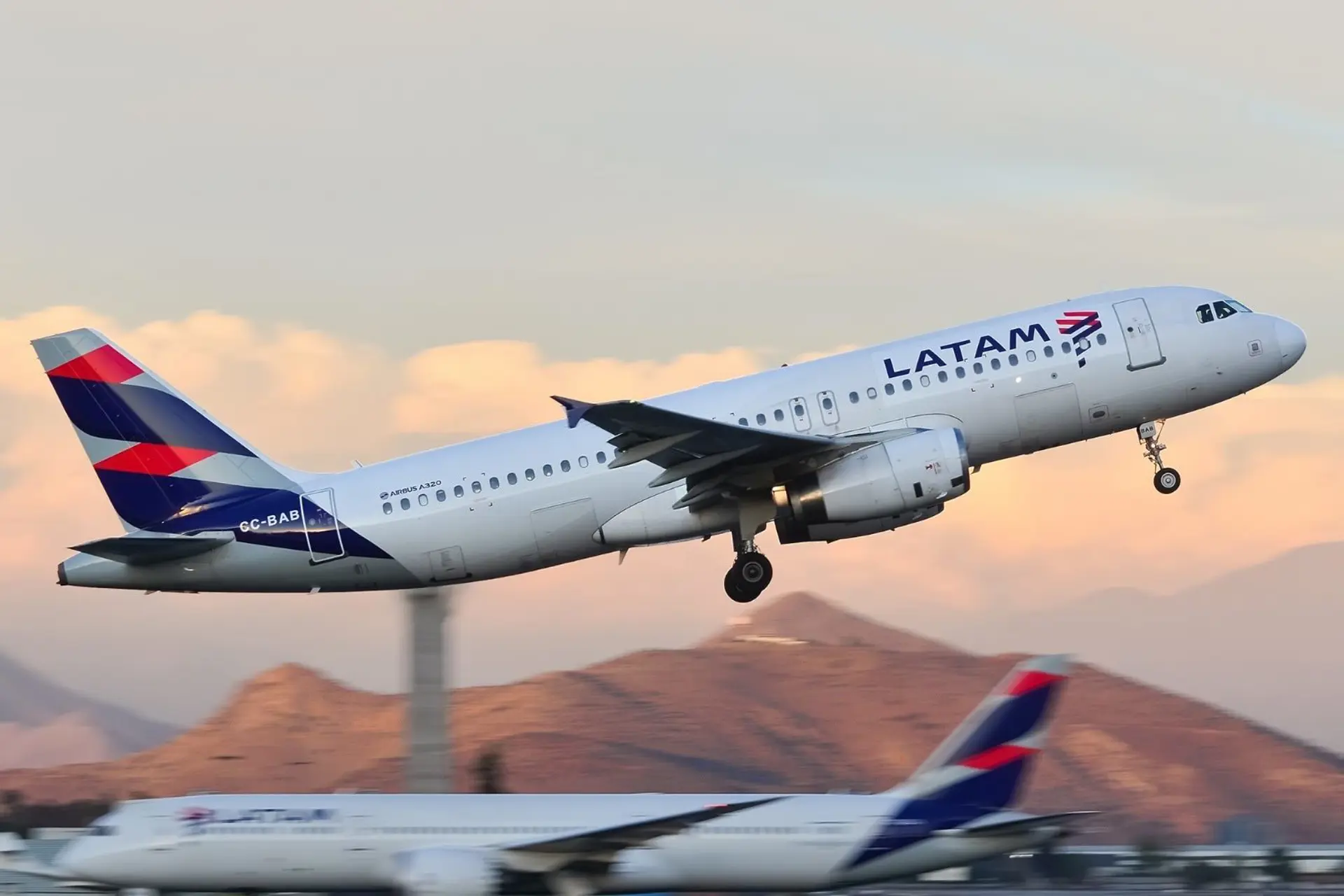 Pasajeros eligen a LATAM como la mejor de Sudamérica Pasajeros eligen a LATAM como la mejor de Sudamérica