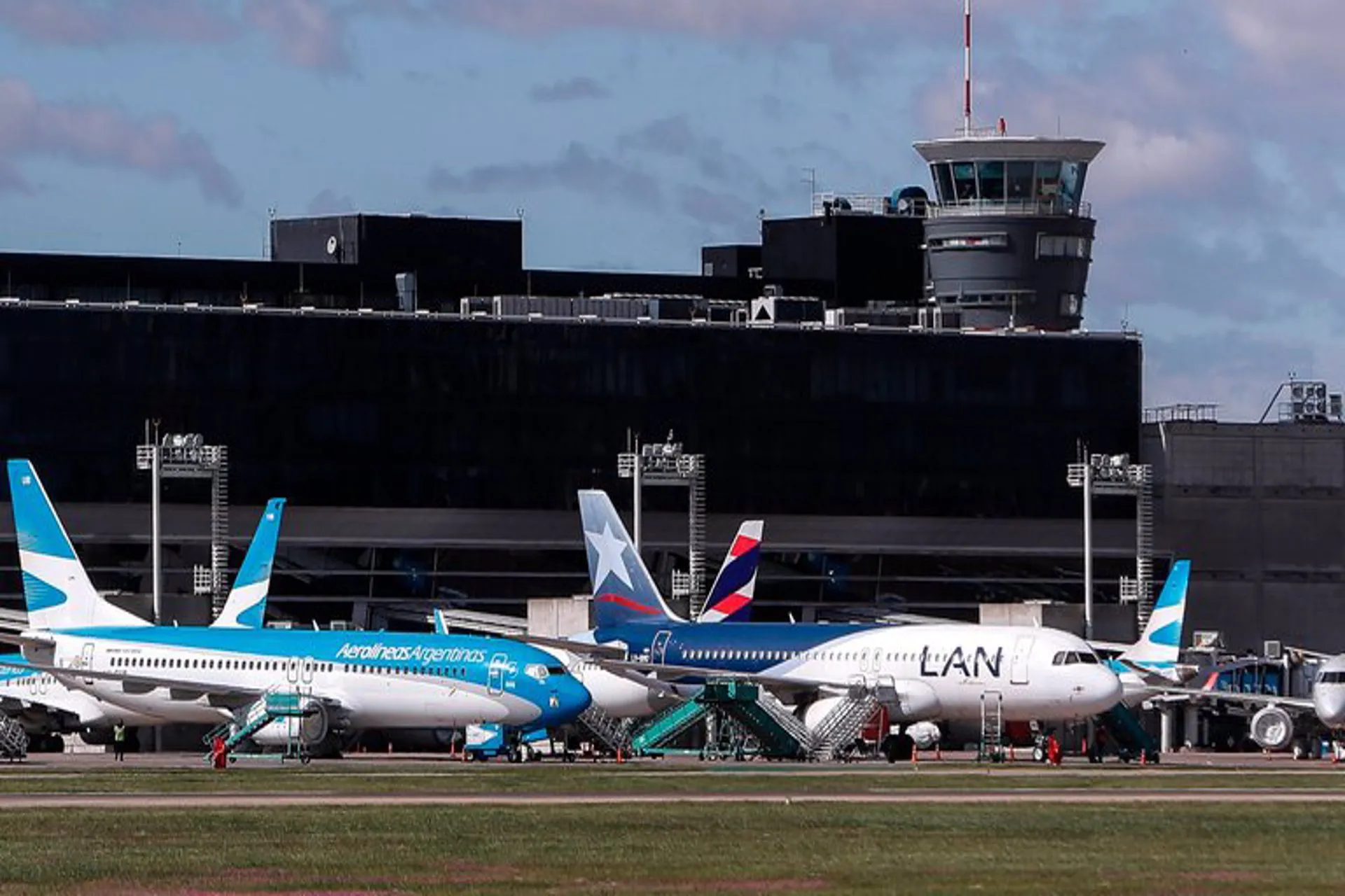 Argentina aplica fuertes restricciones pero sostiene los viajes