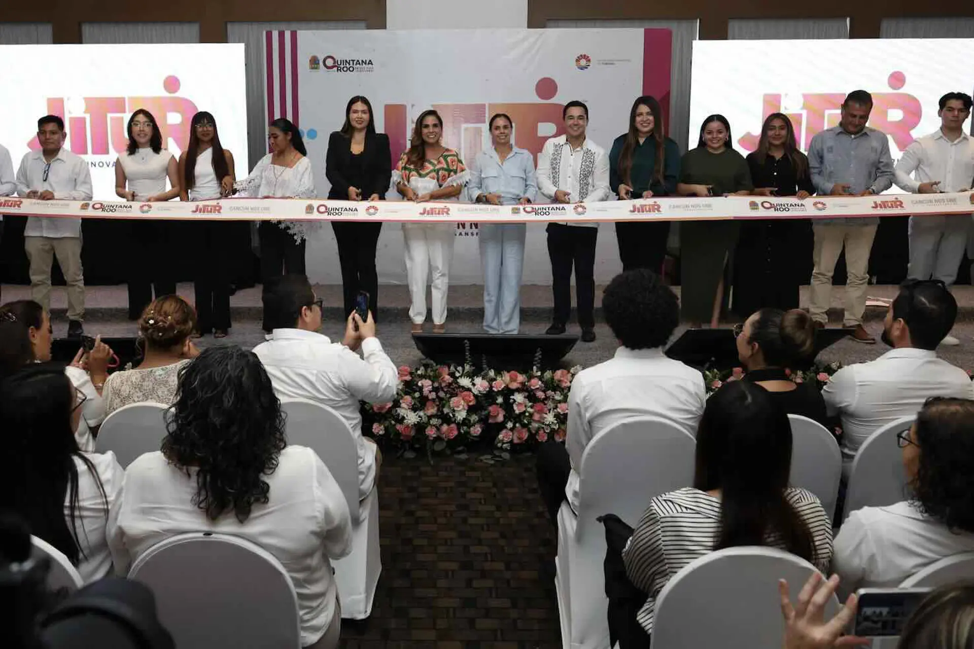 Paty Peralta y María Lezama presentan" jóvenes innovando el Turismo " Paty Peralta y María Lezama presentan" jóvenes innovando el Turismo "