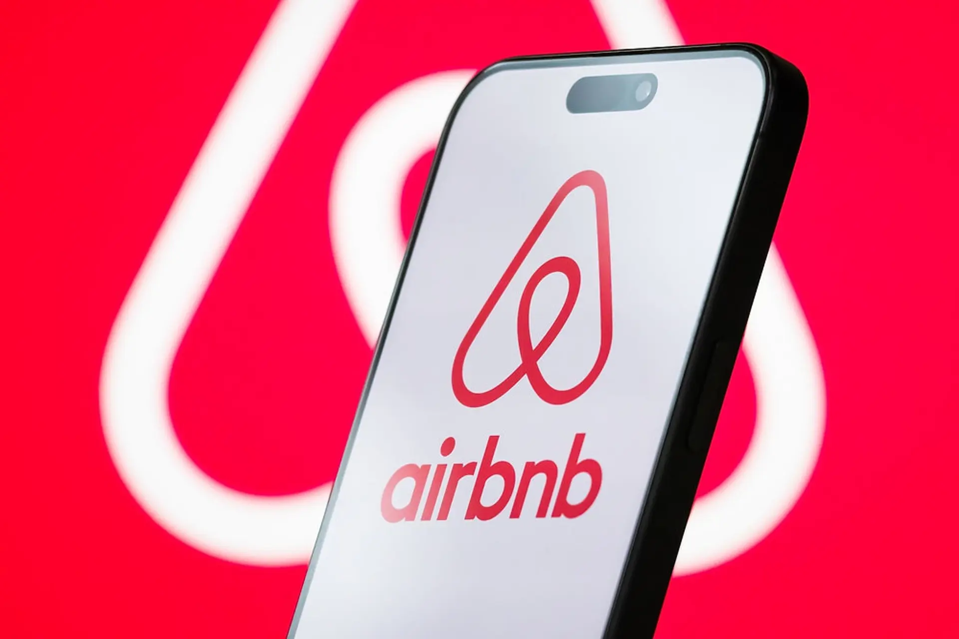 Airbnb ajusta su modelo de comisiones y se acerca a terreno de las OTAs