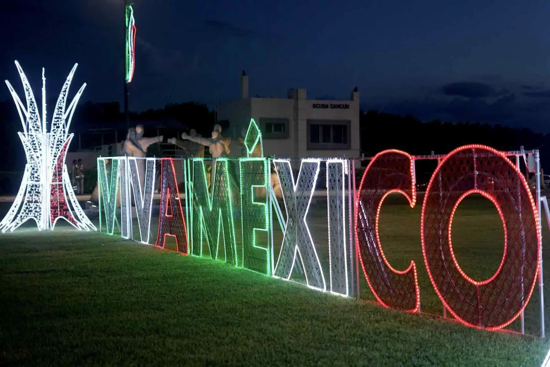 Mara Lezama inaugura decorado patrio en la Zona Hotelera de Cancún