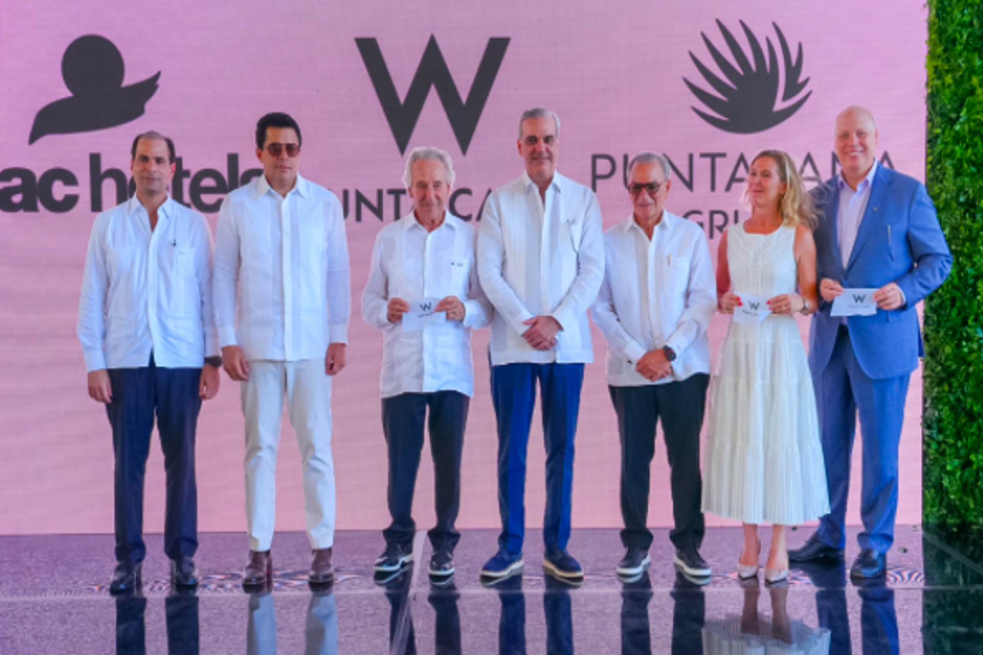 Rep. Dominicana festeja la apertura icónica de W Hotels en Punta Cana
