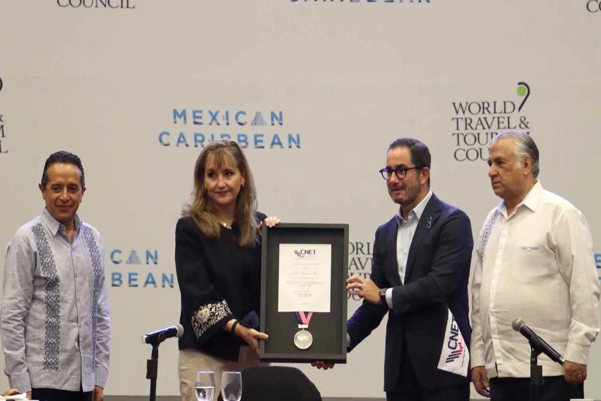 Cumbre WTTC: CNET entrega la presea al liderazgo a Gloria Guevara