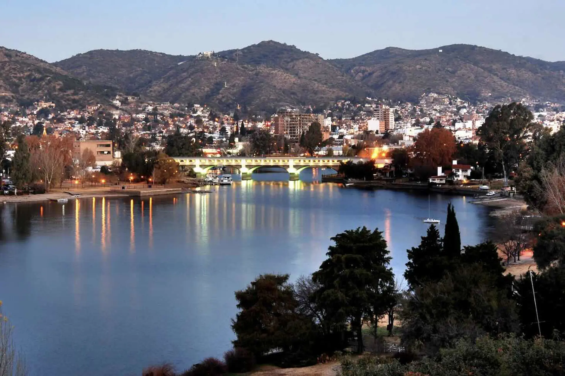 Qué destinos buscan los argentinos en Booking.com para pasar Año Nuevo