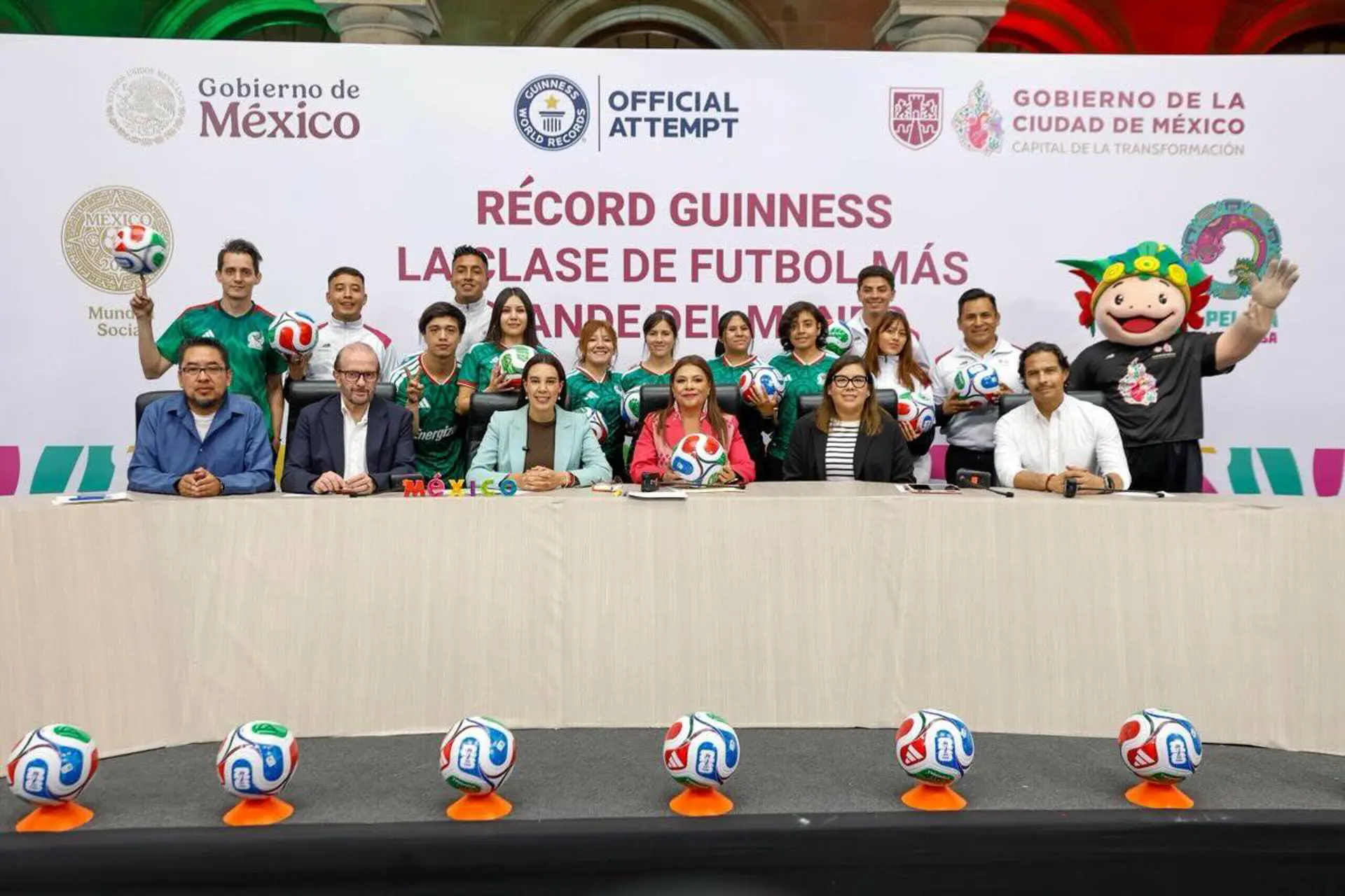 México va por Guinness con clase de futbol más grande del mundo