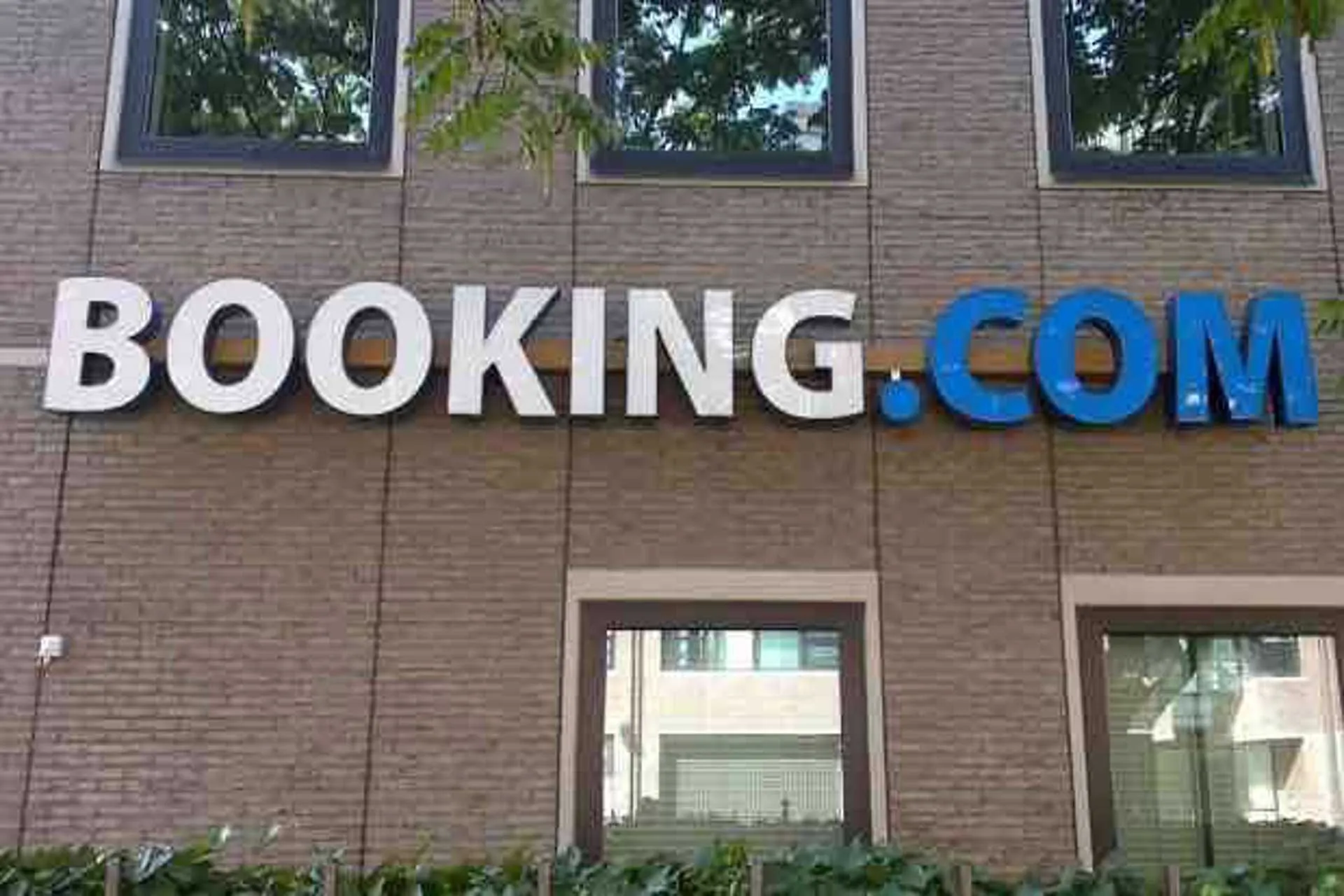 Booking sube las comisiones en plena crisis y asfixia a los hoteleros