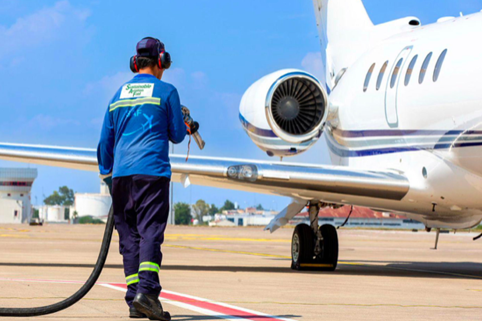 El combustible aéreo se dispara y aerolíneas ajustan su capacidad