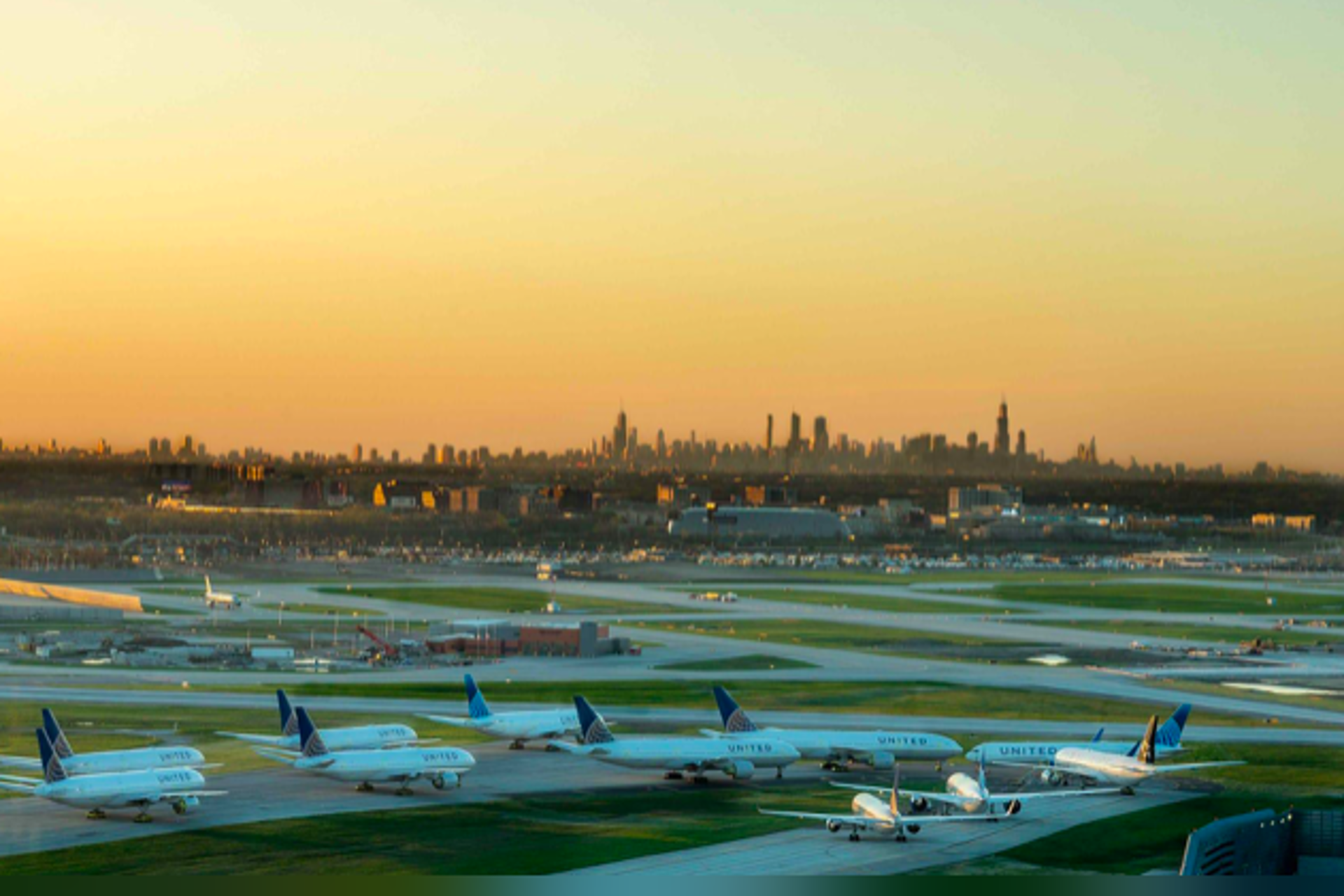 United Airlines recorta previsiones 2026 por alza del combustible