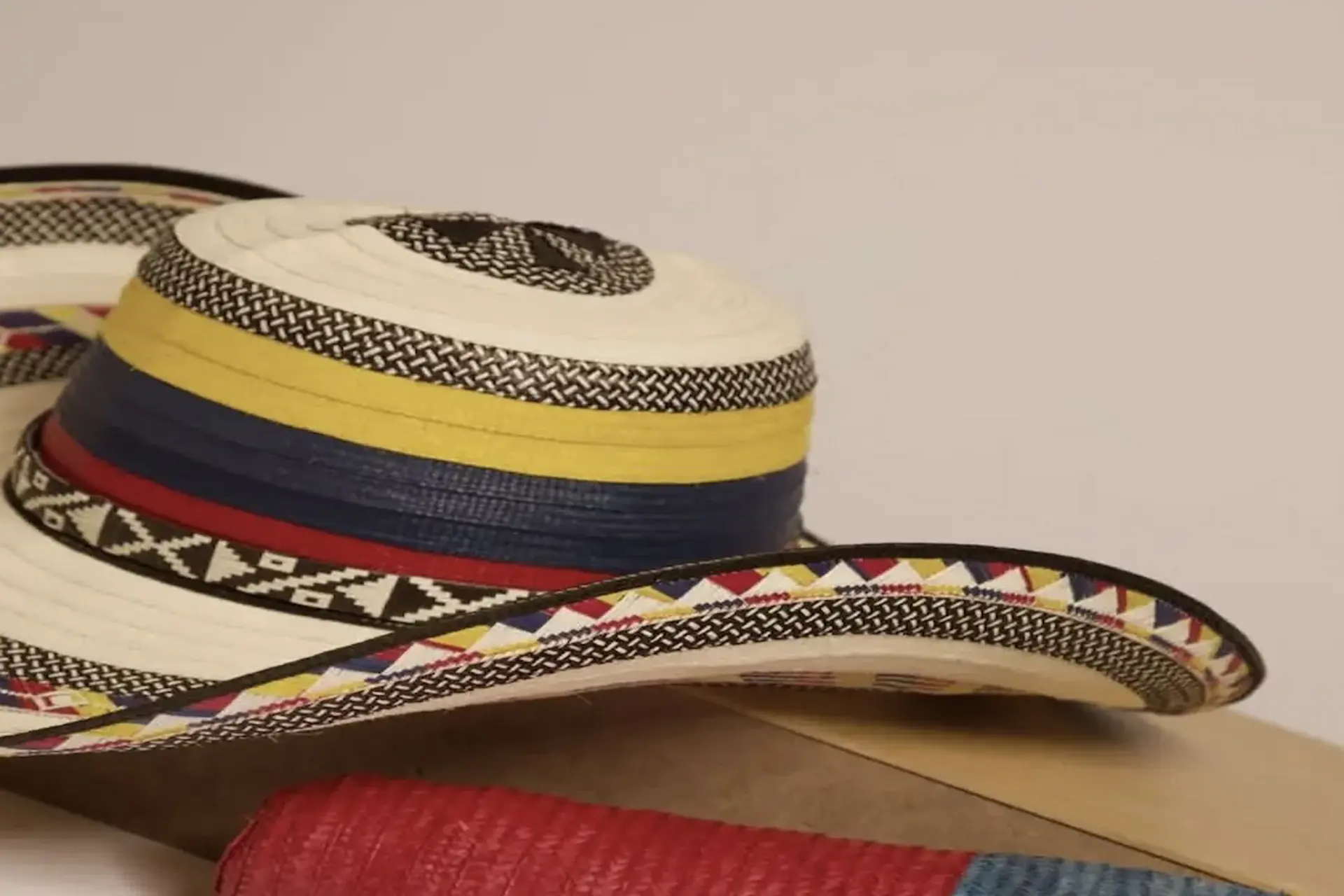 Karol G lleva el sombrero vueltiao a Coachella y proyecta la artesanía