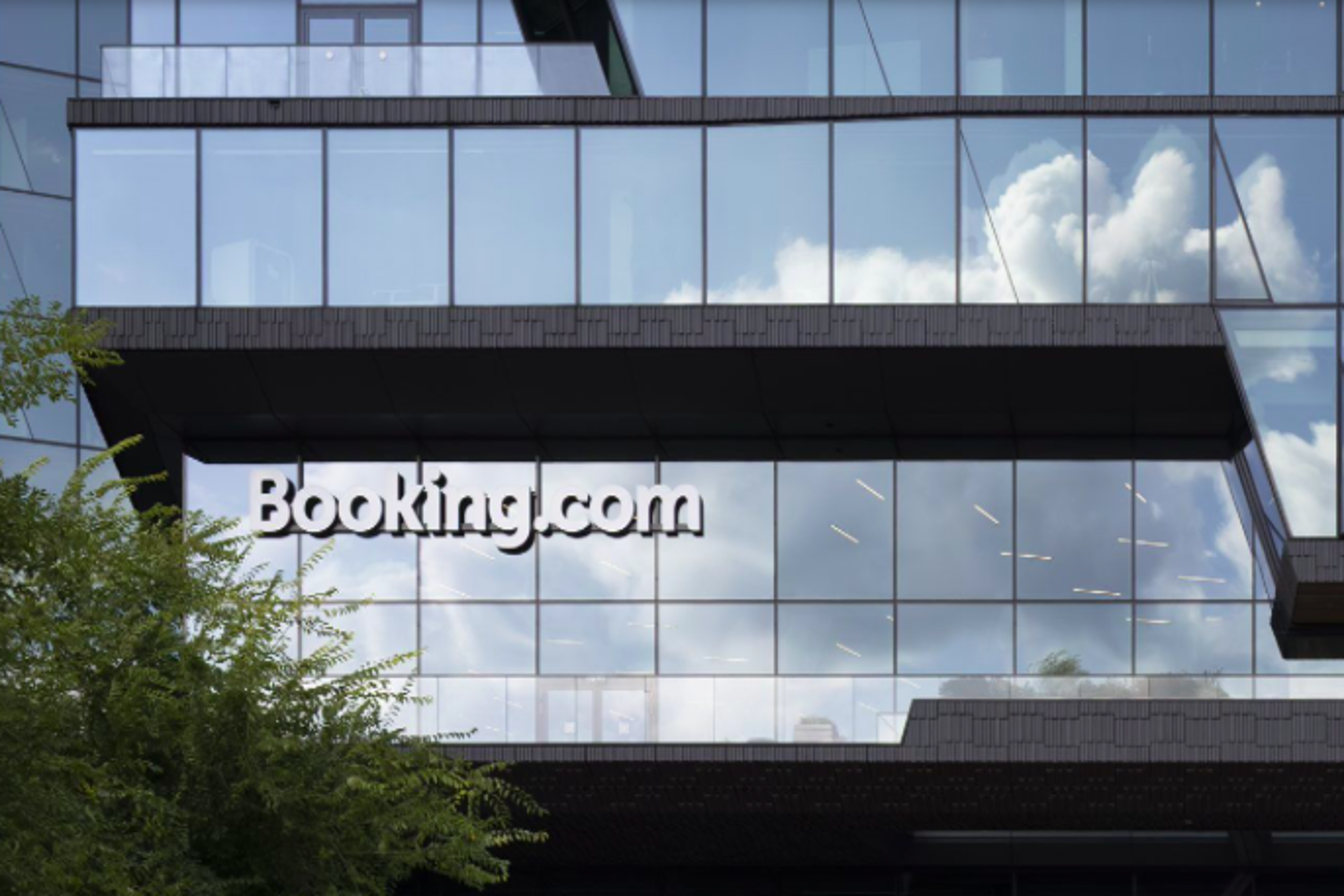 Booking gana el triple hasta marzo pero rebaja previsiones