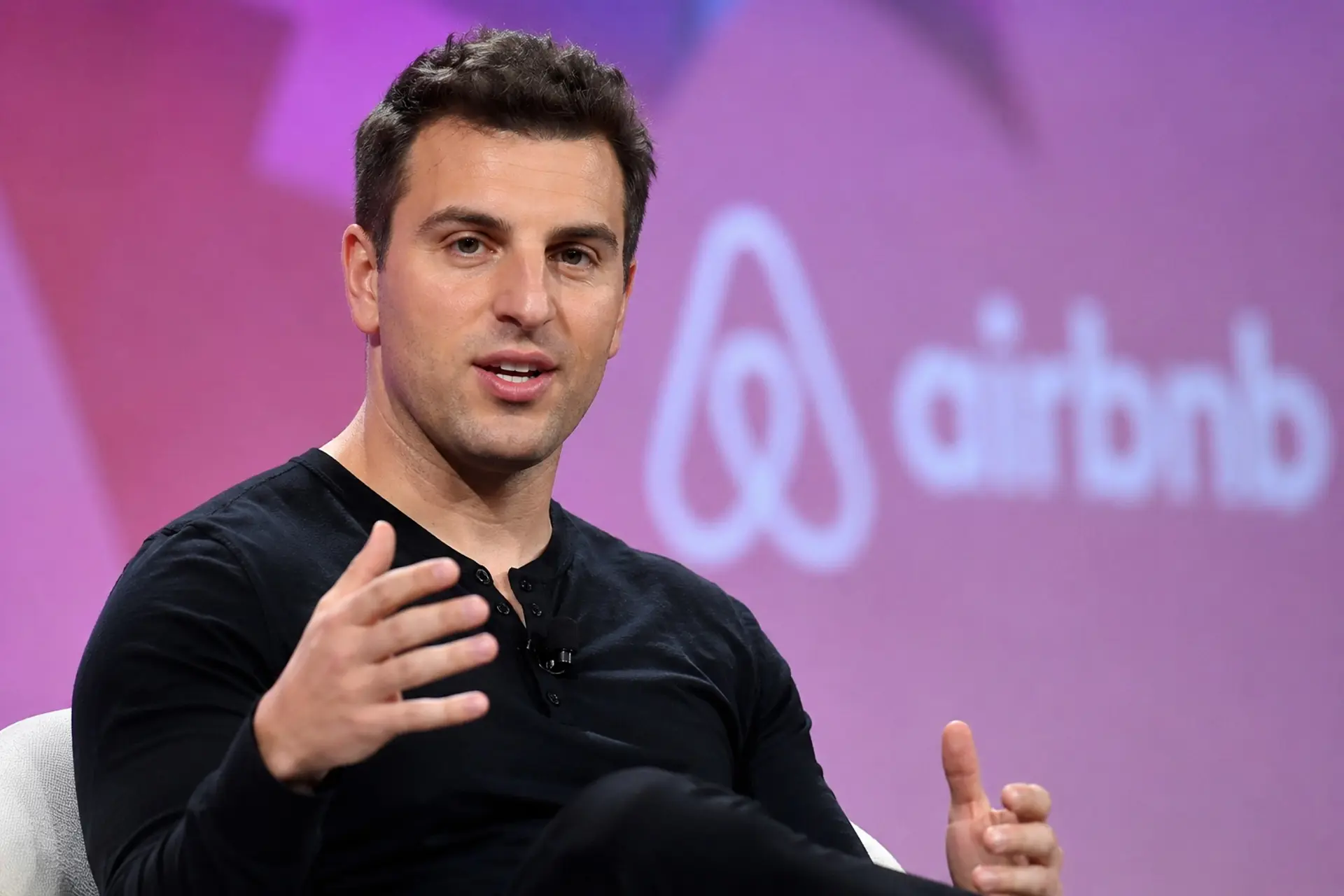 El próximo proyecto de Brian Chesky no sería de viajes, sino de IA