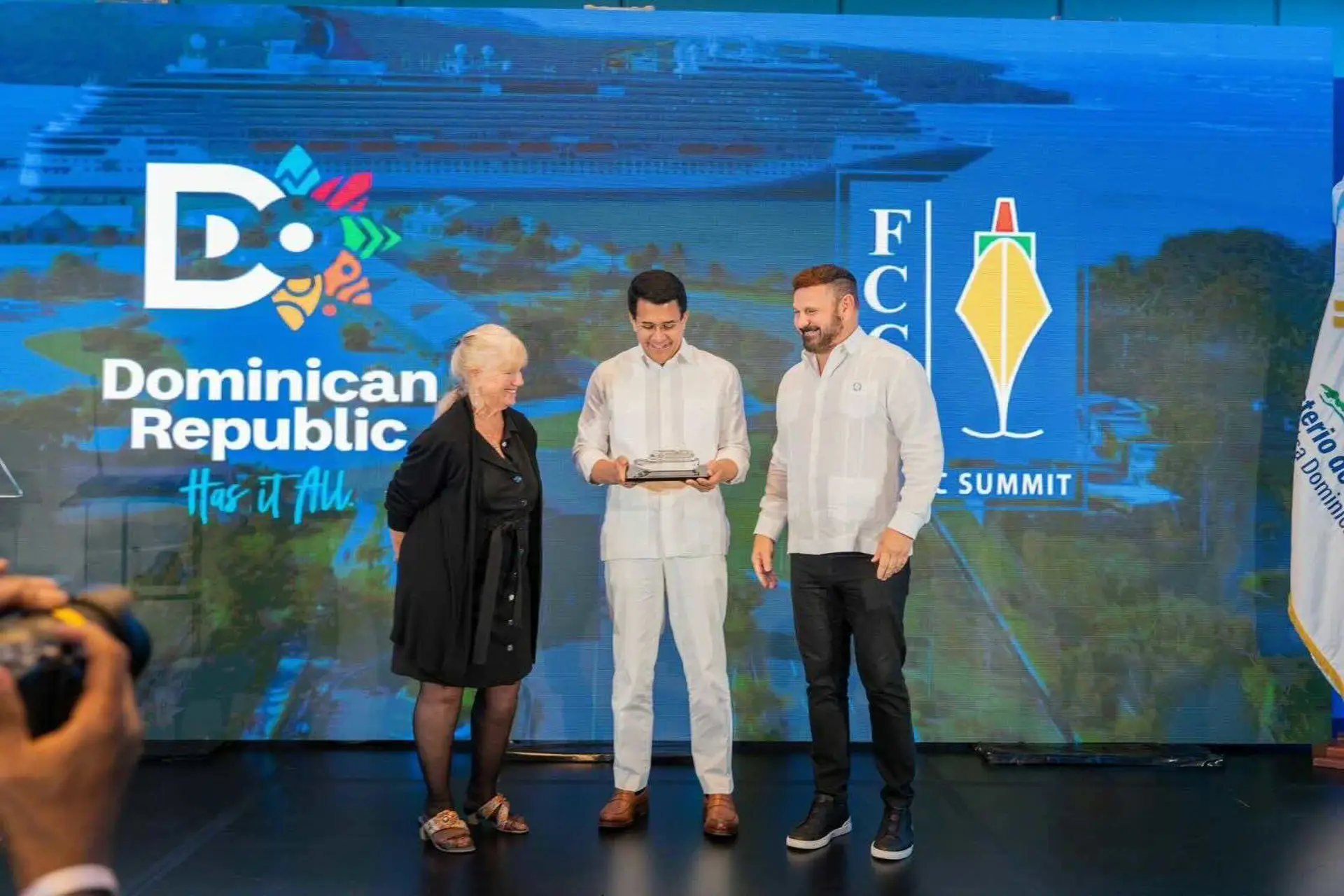 Reconocen a Collado por su liderazgo en la industria de cruceros en RD