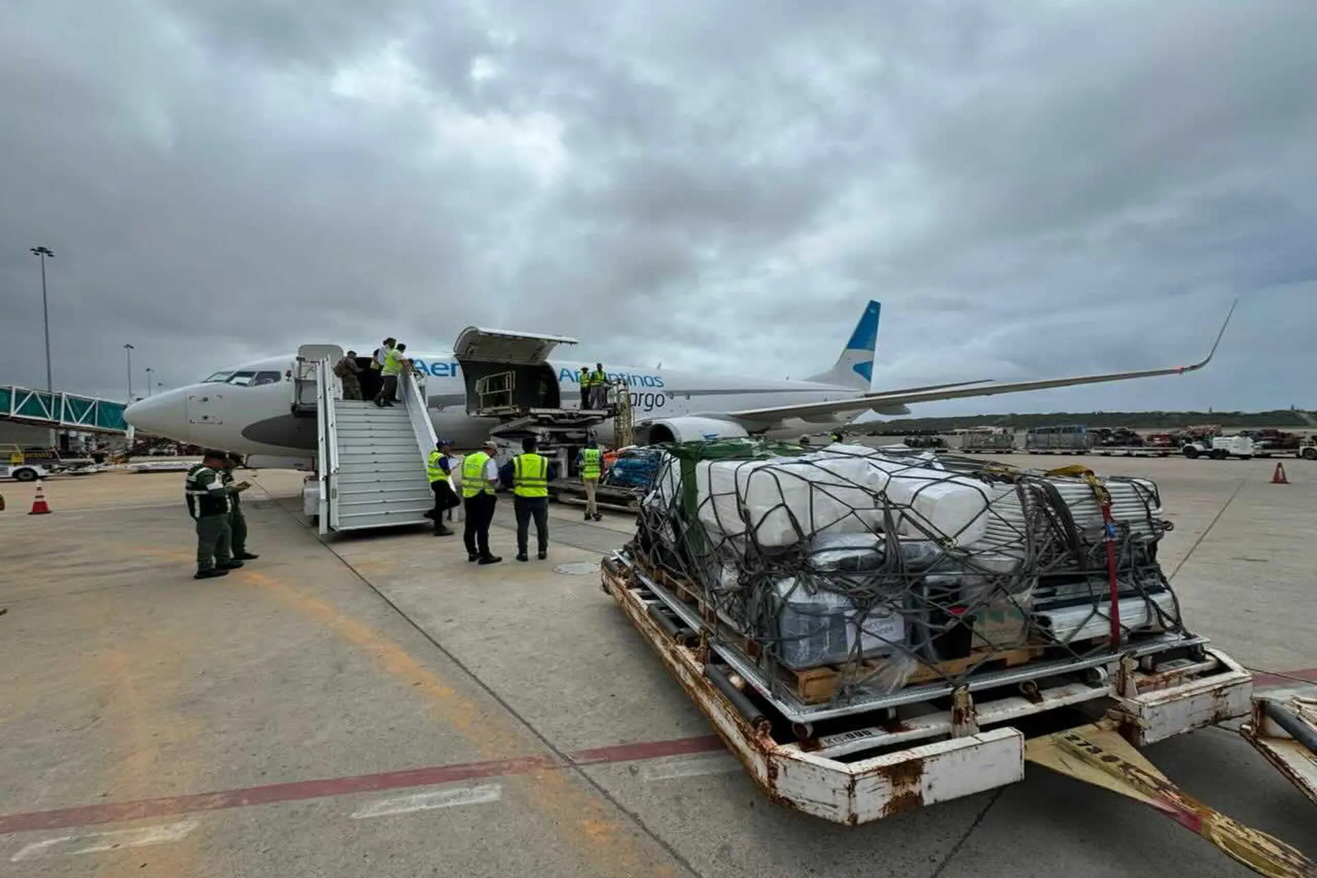 AR completó  vuelo especial Caracas-Buenos Aires con equipos de ayuda