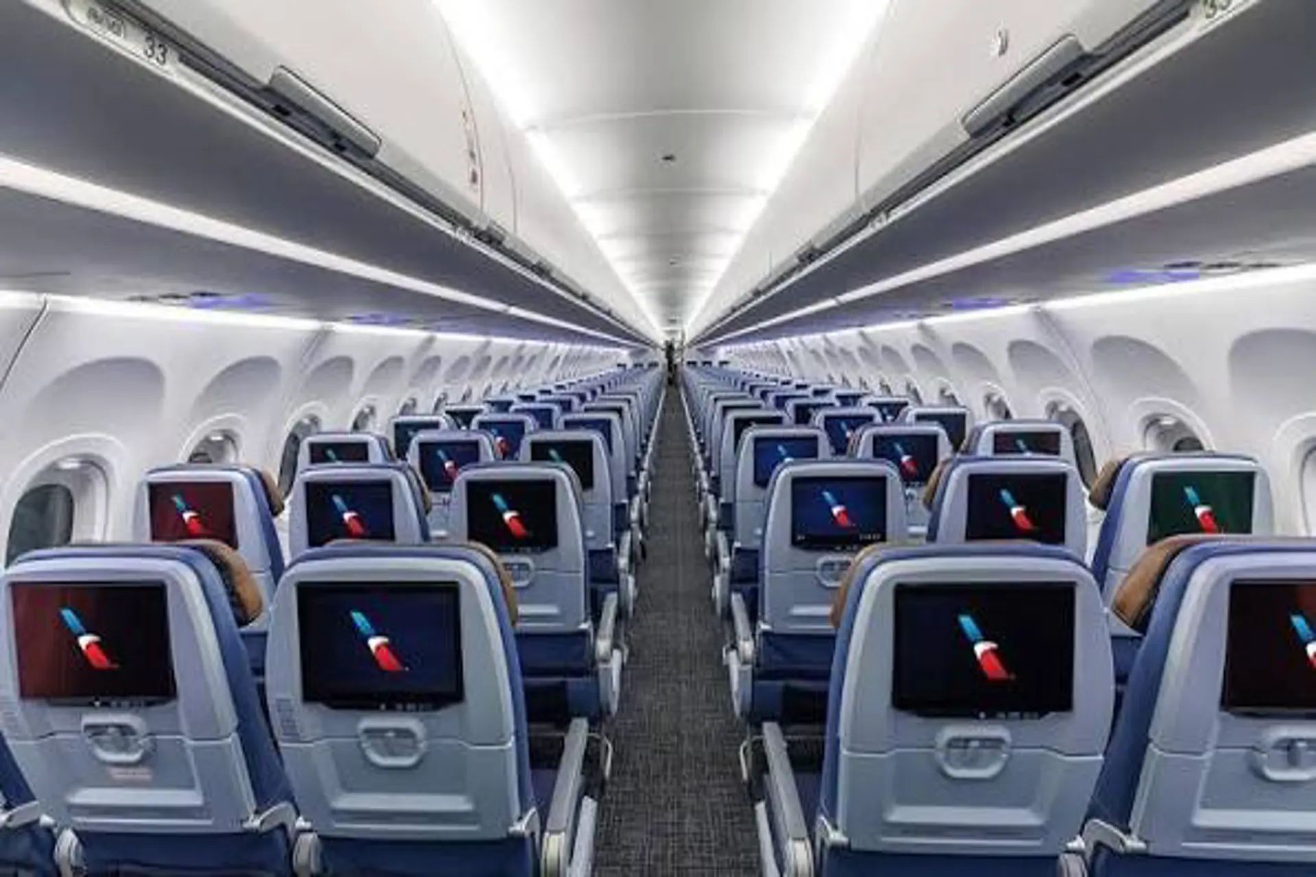 AA incorpora más asientos premiums y pantallas en los respaldos
