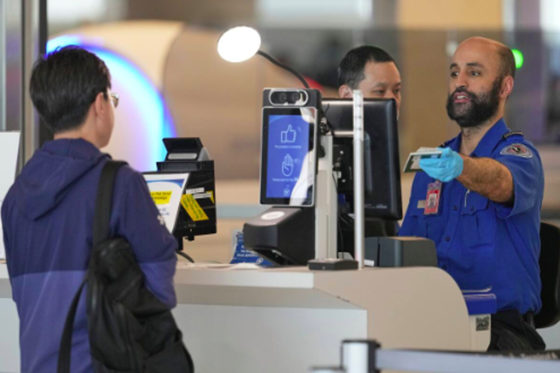 ¿Qué sucede cuando verifican los documentos de viaje de un pasajero?