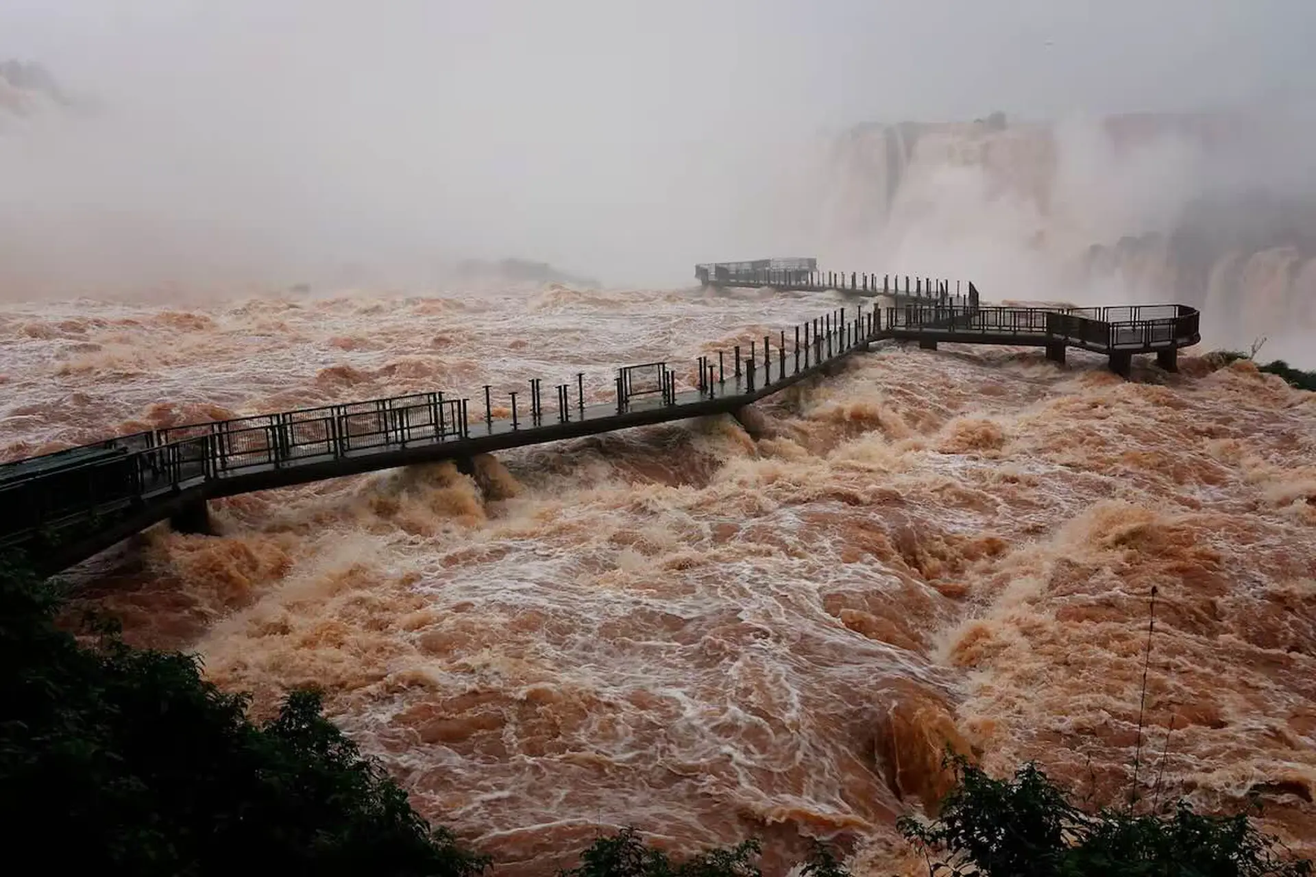 La crecida mantiene restricciones en Cataratas del Iguazú