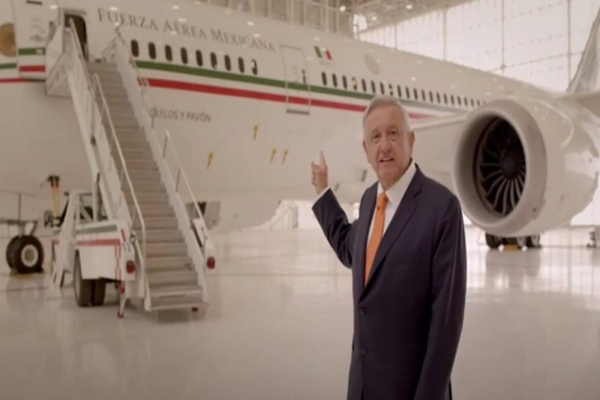 El Presidente de México ofrece el avión oficial para fiestas y bodas