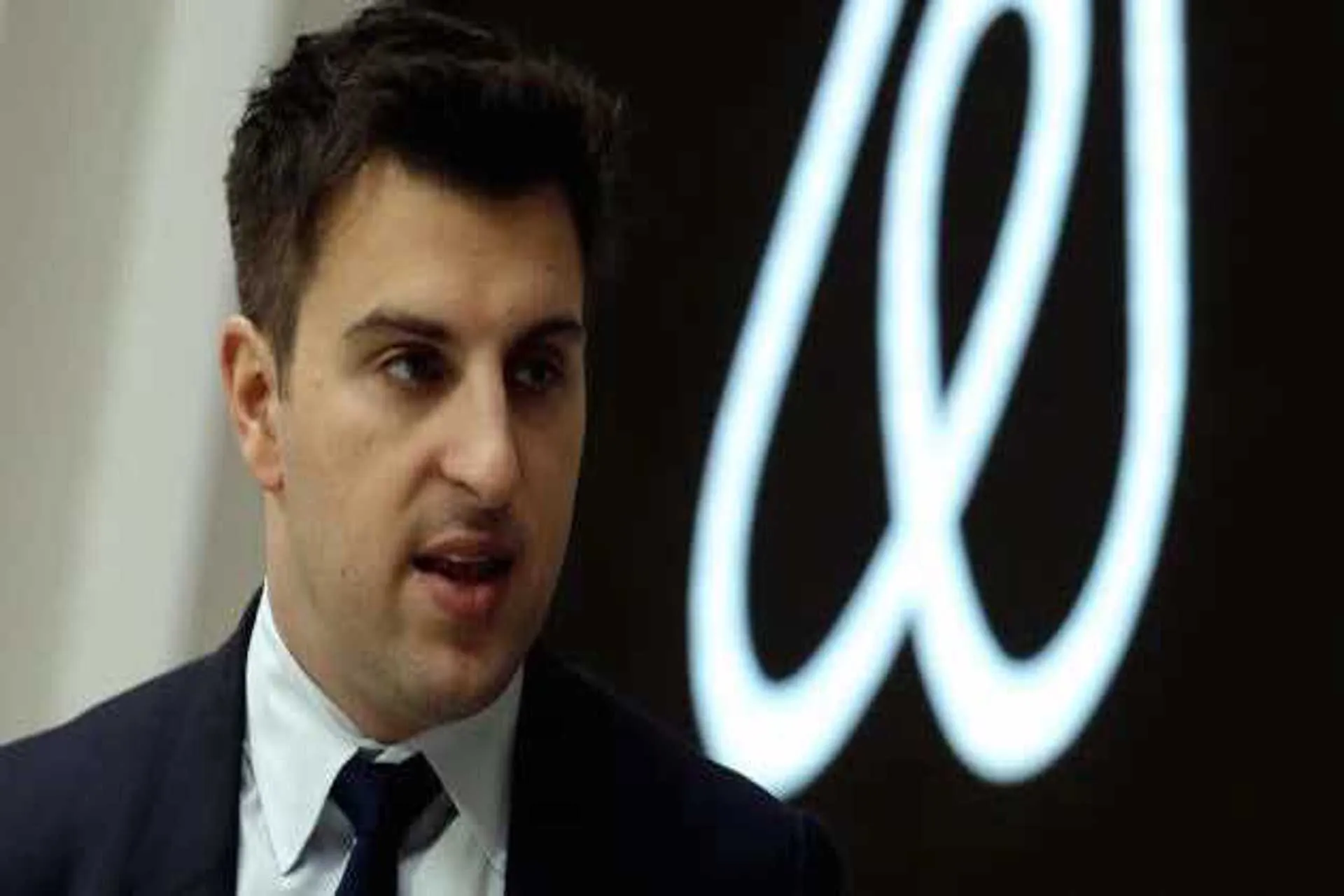 El CEO de Airbnb predice el mayor rebote de los viajes del siglo