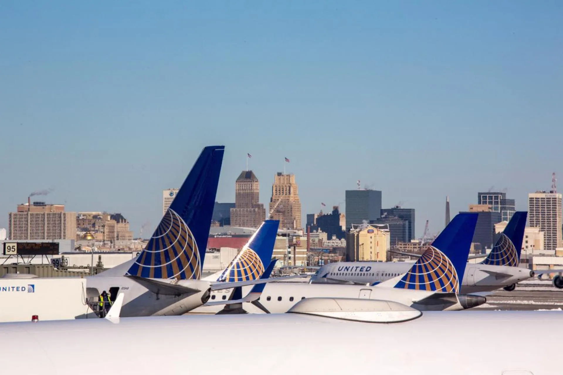 Vacuna o despidos, la advertencia de United Airlines a sus empleados