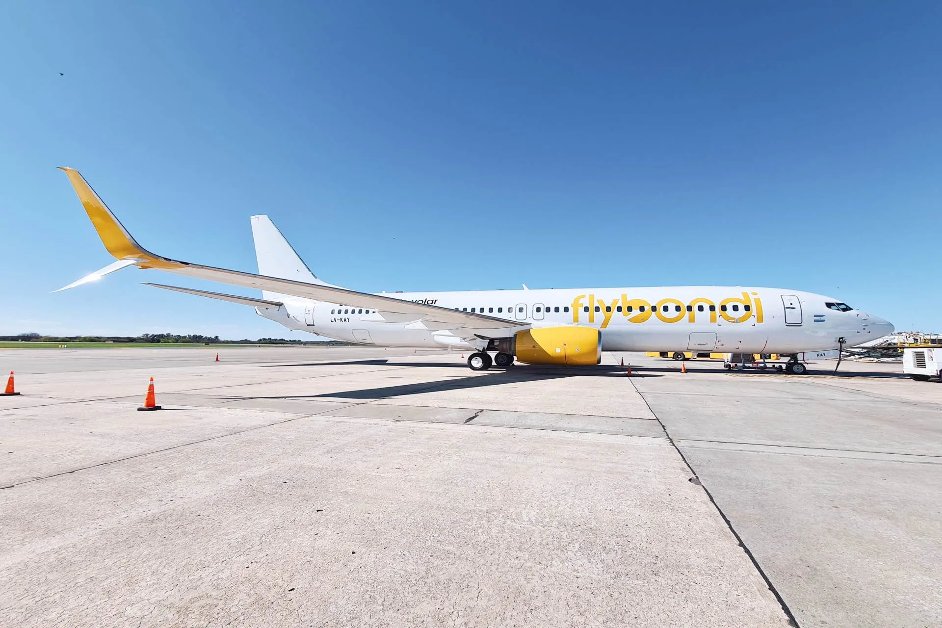 Flybondi sigue invirtiendo y trae un nuevo avión para su flota